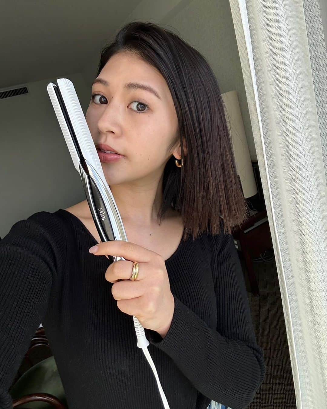 藤原菜摘のインスタグラム：「、 ReFa BEAUTECH STRAIGHT IRON 💇‍♀️ とにかく軽くてするっと滑らかに使えるのがすっごくいい。 . この日は海辺だったのでまっすぐすぎない、 ちょっとバサっと感を残した感じのスタイリングに。 . 色も可愛くて気分も上がるし、ほんとにおすすめ！ . . #ReFa #リファ #ReFaタイム  #リファビューテックストレートアイロン」