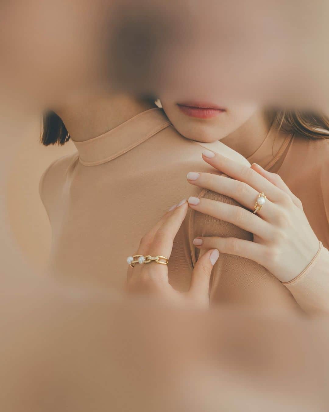 のインスタグラム：「Yellow gold links intertwine in solid and sophisticated ‘fine links’ jewellery. Floating pearls fashion a modern sensation in each new ring.  イエローゴールドのリンク(輪)がクリーンな洗練を印象づける「fine links (ファイン リンク)」。 浮遊感のあるパールがモダンさを演出するリングに新作が加わりました。  #TASAKI #TASAKIfinelinks #TASAKIpearl」