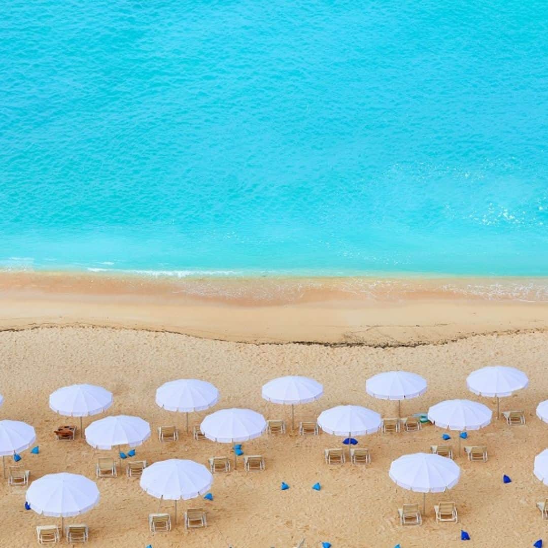 ホテル日航アリビラ 公式Instagramさんのインスタグラム写真 - (ホテル日航アリビラ 公式InstagramInstagram)「. 沖縄本島屈指の透明度を誇る海は“アリビラブルー”と呼ばれ、時間ごとに様々な海の表情と、沖合いから波打ち際へと向かい、濃藍からロイヤルブルー、薄群青、アクアブルーまで、自然が生み出す豊かな濃淡にきらめく“青”のグラデーションをご覧いただけます。 アリビラの目の前に広がるニライビーチは、自然をそのままにした天然の珊瑚礁のビーチ。 1日に2回繰り返される潮の満ち引きにより、大潮の干潮時に自然の礁池（沖縄の方言で「イノー」）が現れます。 この時間帯のニライビーチでは、海の生き物たちの様子を間近で観察するリーフトレイルやビーチコーミングをお楽しみくださいませ🐠  🏖ニライビーチ🏖 【遊泳時間】 4月1日～7月15日　9:00～18:00 7月16日～8月31日　8:30～18:30 9月1日～9月30日　9:00～18:00 10月1日～10月15日　9:00～17:30 10月16日～10月31日　9:00～17:00 11月1日～3月31日　9:00～16:30 ※遊泳時間は変更する場合もございます。 ※干潮時間の前後3時間は膝下以下に水位が下がる場合があります。  赤と緑と青が美しく調和するスパニッシュコロニアル調のガーデンプールは、プールサイドのデッキチェアに横たわって読書やお昼寝をする、くつろぎのアリビラ時間にぴったり。 プールの橋の上からの眺めは、アダンの葉のシルエットが南国を感じさせる素敵なシーンです。大きなガジュマルでは、イソヒヨドリが歌っていることも。 7～9月には21:00まで遊泳可能なナイトプールも開催。プールサイドで行うソロライブを聴きながらロマンティックなリゾートナイトが楽しめます。  ⛲️ガーデンプール⛲️ 【遊泳時間】 4月1日～7月15日　9:00～18:30 7月16日～8月31日　8:30～19:00 9月1日～9月30日　9:00～18:30 10月1日～10月15日　9:00～18:00 10月16日～10月31日　9:00～17:30 11月1日～11月30日　9:00～16:30 12月1日～2月28日　営業休止 3月1日～3月31日　9:00～16:30 ※12～2月は遊泳できません。 ※遊泳時間は変更する場合もございます。 ※ガーデンプールはご宿泊者のみのご利用となります。  #ホテル日航アリビラ #アリビラ #リゾート #沖縄リゾートホテル #アリビラブルー #アリビラ時間 #ニライビーチ #沖縄 #沖縄旅行 #沖縄観光 #沖縄絶景 #女子旅 #沖縄ホテル #オーシャンビューホテル #読谷 #読谷村 #沖縄プール #子連れ沖縄 #記念日旅行 #誕生日旅行 #カップル旅行 #夫婦旅行 #沖縄ビーチ #珊瑚礁 #ガーデンプール」3月31日 19時00分 - hotelnikkoalivila