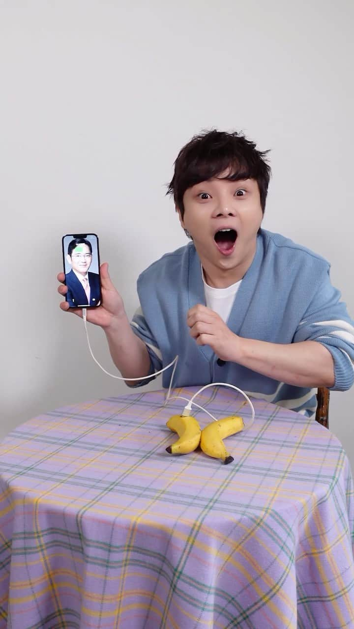 チェ・ヒョンウのインスタグラム：「🍌📱🔋 #최현우 #magic #마술 #키위랩」