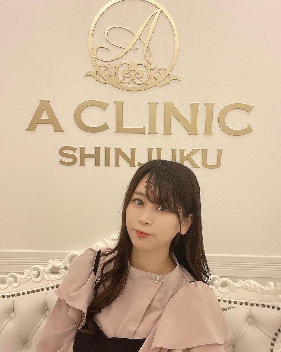 りなてぃんのインスタグラム：「#aclinic 新宿院で #戸田貴之　先生 (@aclinic_toda)に 《1day小顔脂肪吸引》をやっていただきました！ ㅤㅤ 私は頬のもたつき、凹み、口横のもっこり感に悩んでました！😤 ㅤㅤ 実はA CLINIC は３回目！ 本当に小顔になりたいならA CLINICがオススメ！  糸リフト＝A CLINIC  今回特別に撮影許可いただいて A CLINIC新宿院さんで YouTubeの撮影してきたよ！！  その様子は りなてぃんチャンネル🔎で ご覧くださいദ്ദി^._.^)♩！！  〜1day小顔脂肪吸引を受けてみての感想〜 ㅤㅤ ☑︎頬のたるみがなくなった ☑︎口横のもたつきがなくなった ☑︎顔が小さくなった ☑︎ダウンタイムなし ☑︎脂肪吸引したのに固定バンドなしで楽！  気になった方はぜひA CLINICさんへ🤍！！ ㅤㅤ before、after載せておきます！  詳しい感想レポ、施術から1週間の様子はYouTubeにて！  ぜひご覧ください🌷💕  #aclinic #aクリニック #エークリニック #aclinic銀座 #aclinic横浜 #aclinic新宿#aclinic名古屋#aclinic大阪#aclinic池袋#aclinic福岡#美容外科 #美容皮膚科 #1day小顔脂肪吸引 #1day小顔 #脂肪吸引 #小顔 #美肌 #二重あご #フェイスライン #糸リフト #aスレッド #顔痩せ #部分やせ #小顔整形  #小顔になりたい #横顔美人」