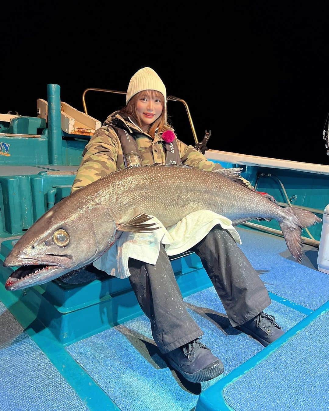 伊賀愛優菜さんのインスタグラム写真 - (伊賀愛優菜Instagram)「･ 怪魚バラムツ(Oil fish)を釣りました〜！！✨ ･ 一昨日、代々丸さんで 朝から昼過ぎまで中深海ジギングした後 港に帰港して 夕方からもう一度出船して頂き YouTubeの撮影で、バラムツ釣りに 行ってきました！！ ･ 水深100m程でかかったのですが 本当に重たい！の一言です！ ･ そして、タモに入った瞬間嬉しくて感動🥲笑 ･ ヒットシーンから ファイトシーンまで そして、オムツ必須と言われるこの魚を食べたとか…?!😟‼️ ･ この様子は、 YouTube「あゆちぃTV」にアップしますので ぜひ観てください！！ ･ Tackle data! Rod:SHIMANO OCEA JIGGER BAIT B510-5 Reel:SHIMANO OCEA JIGGER 2000NRHG Jig:SHIMANO Pebble Stick super fullgrow 260g Line:TORAY Jigging PE Power Game 4号 Leader:TORAY Leader Prototype nylon 150lb ･  #釣りガール #釣り #釣り女子 #fishing #fishinglife  #낚시  #fishinggirls  #instafish #fishingdaily #saltwaterfishing #angler #釣り好きと繋がりたい  #オフショア #ocean #東レ #TORAY #東レモノフィラメント #ソラローム #SOLAROAM #スロージギング #ジギング #代々丸 #バラムツ #深海魚」3月31日 19時05分 - ayugram_125