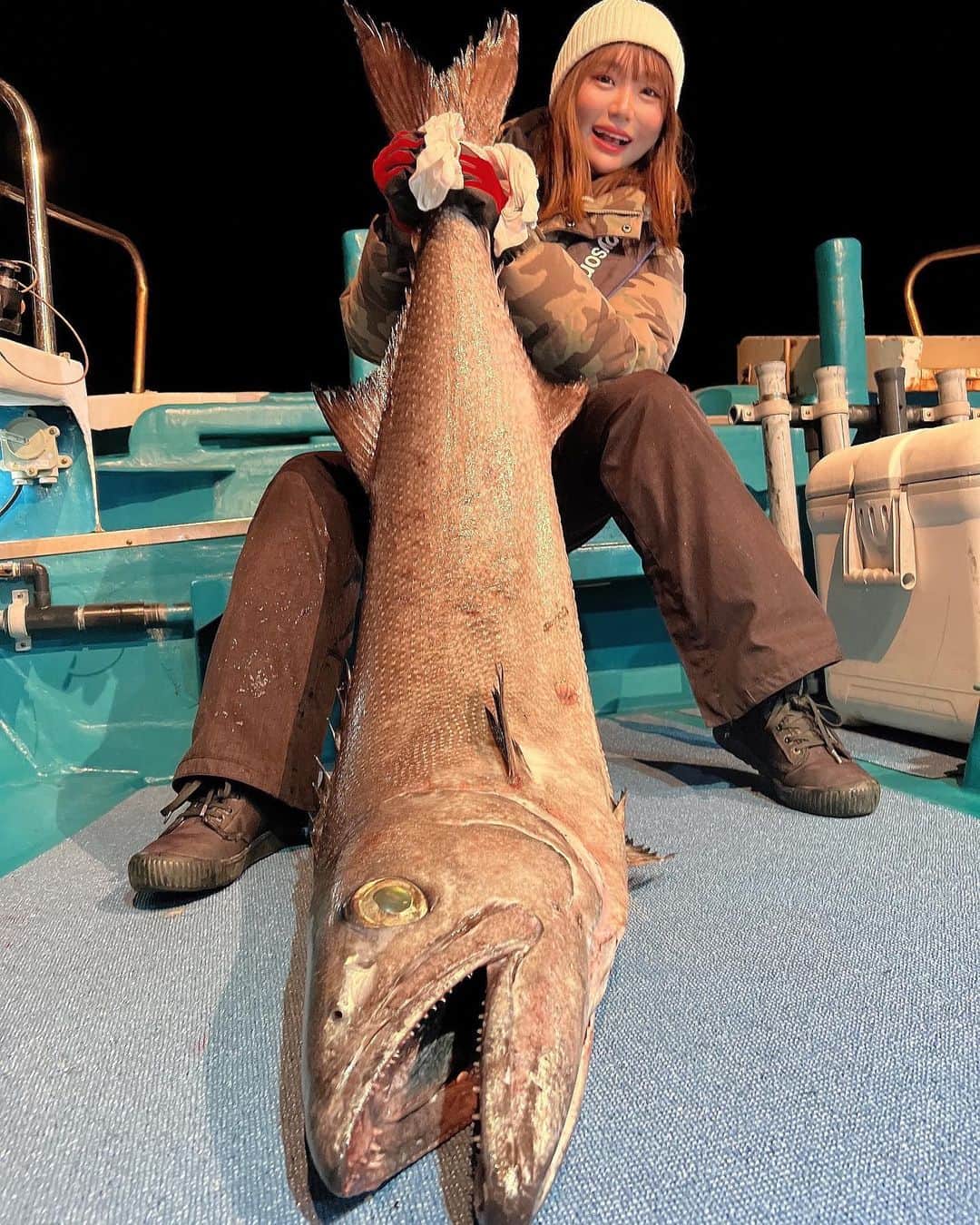 のインスタグラム：「･ 怪魚バラムツ(Oil fish)を釣りました〜！！✨ ･ 一昨日、代々丸さんで 朝から昼過ぎまで中深海ジギングした後 港に帰港して 夕方からもう一度出船して頂き YouTubeの撮影で、バラムツ釣りに 行ってきました！！ ･ 水深100m程でかかったのですが 本当に重たい！の一言です！ ･ そして、タモに入った瞬間嬉しくて感動🥲笑 ･ ヒットシーンから ファイトシーンまで そして、オムツ必須と言われるこの魚を食べたとか…?!😟‼️ ･ この様子は、 YouTube「あゆちぃTV」にアップしますので ぜひ観てください！！ ･ Tackle data! Rod:SHIMANO OCEA JIGGER BAIT B510-5 Reel:SHIMANO OCEA JIGGER 2000NRHG Jig:SHIMANO Pebble Stick super fullgrow 260g Line:TORAY Jigging PE Power Game 4号 Leader:TORAY Leader Prototype nylon 150lb ･  #釣りガール #釣り #釣り女子 #fishing #fishinglife  #낚시  #fishinggirls  #instafish #fishingdaily #saltwaterfishing #angler #釣り好きと繋がりたい  #オフショア #ocean #東レ #TORAY #東レモノフィラメント #ソラローム #SOLAROAM #スロージギング #ジギング #代々丸 #バラムツ #深海魚」