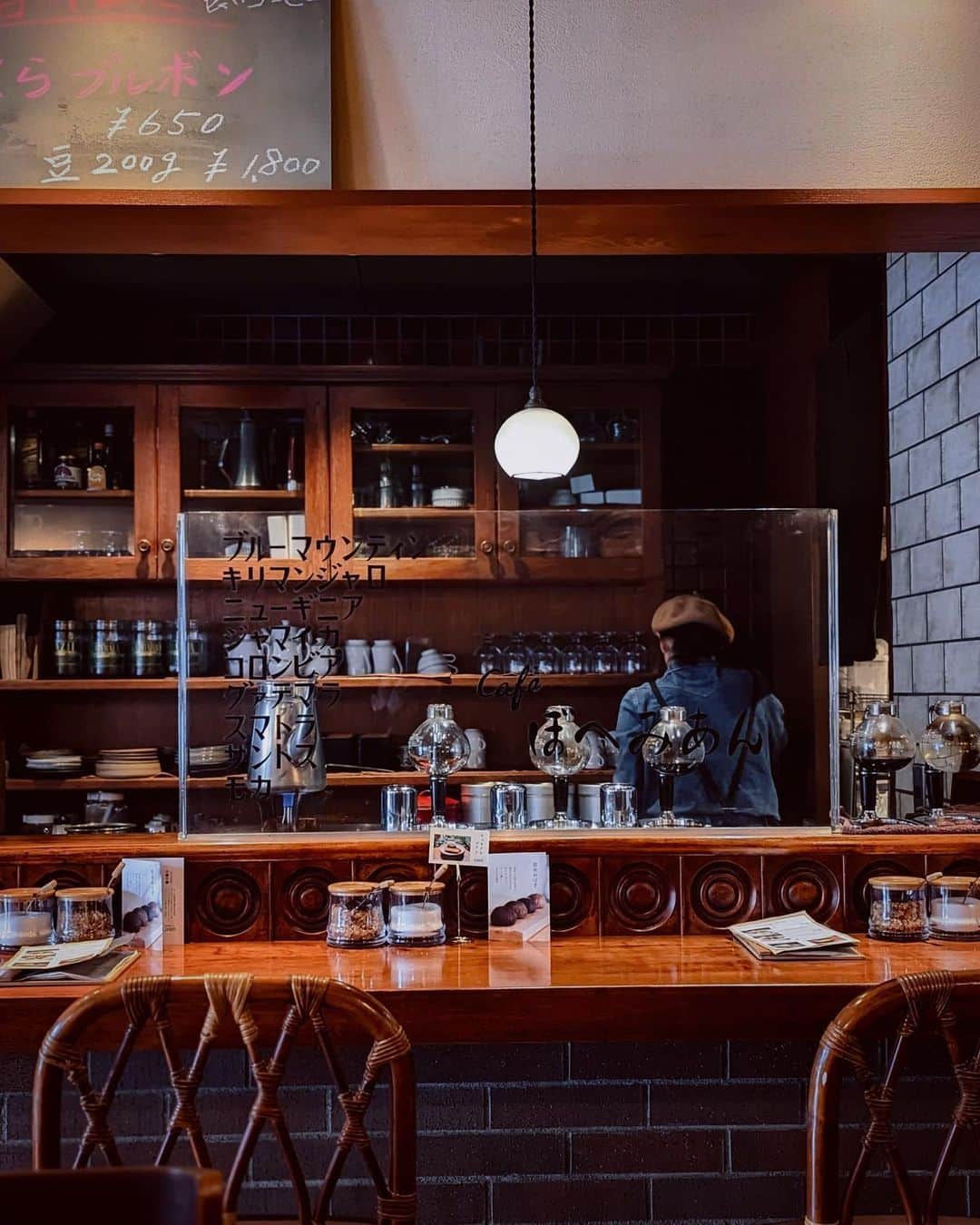 前田紀至子さんのインスタグラム写真 - (前田紀至子Instagram)「歳の所為なのかカフェやバーはストロングスタイルのオーセンティックなものに惹かれる傾向がありますが、幼い頃から頻繁に訪れていた"オーセンティック"を謳うに相応しいこの喫茶店。すっかり新しくなってお隣に移転していました。  新しい店舗では、高い天井やレリーフと引き換えに、今風のメニューがバラエティ豊かに追加。 ですが、アクリル越しのサイフォンやチーク材の椅子、私が好きだったコーヒーゼリーも健在でそこはひと安心。ふんわりとでも気配が残っていると安心するし、居心地の良さを感じられるものです。  さて、コーヒーゼリー。 普段カフェインを摂らないくせに、このゼリーばかりはどうしても食べたくなって、朝だし…と言い訳をしつついただきました。  一口サイズに砕かれたゼリーにたっぷりのミルクをかけると、それはまるでガラス越しの宇宙。 最初の一口目を頬張って深い苦味を感じ後はシロップを追加して、とことん甘く。 最後に残った甘いコーヒー牛乳を一滴残さず飲むところまでがお約束。  東京にも幾つかこの手のお気に入りのお店がありますが、こっそり出向くのが愉しいのであります。  #コーヒーゼリー#coffeejelly」3月31日 19時06分 - ki45m