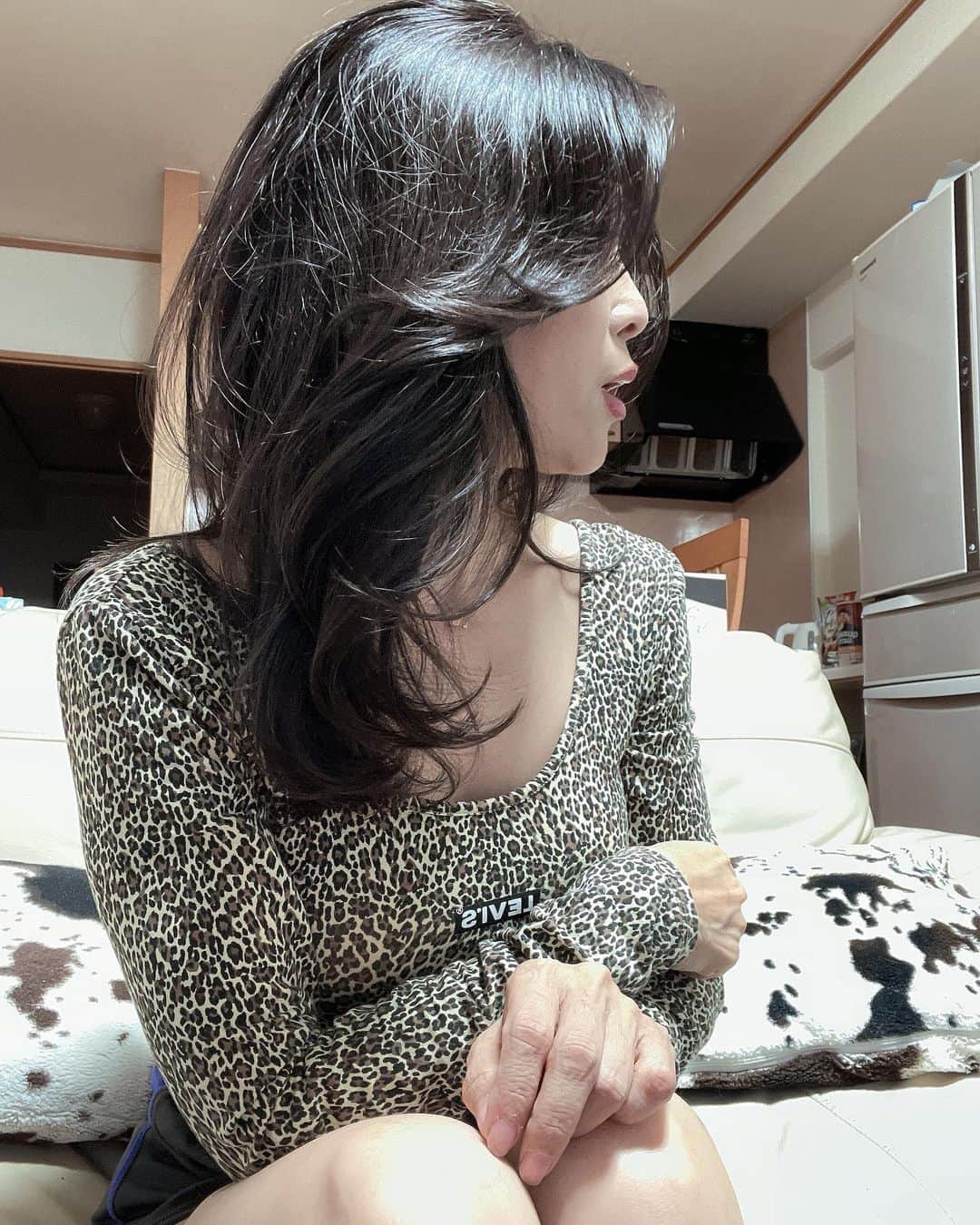 Naoko（なおこ）さんのインスタグラム写真 - (Naoko（なおこ）Instagram)「🧋 🧋 🧋 アイスコーヒーが 恋しい季節 @tapiking_official  実は タピキングは コーヒーも 本格的。  スィーツドリンクだけじゃない。  甘いだけの 女じゃないのよっ✨ あたいっ  的な🕺  髪は短くなり （揃えた） 黒くなり 艶を取り戻し 久しぶりに いきかえった気分です  ハードな 週が終わりました  高血圧の クスリも三月いっぱい  今日で終わりました  さぁ みなさんは 4月から なにがはじまりますか？😉  わたしは 美ボディとは 違う目的で またジムに通います。  健康LOVEです❤️  #筋トレ女子 #フィットネス女子#フィットネス#Fitness#筋トレ女子と繋がりたい #筋トレ好き#筋トレ好きと繋がりたい#減量 #くびれ#美ボディ #アラフィフ#アラフィフコーデ#ボディメイク #50代#健康 #熊本 #kumamoto」3月31日 19時07分 - smile_naohibi