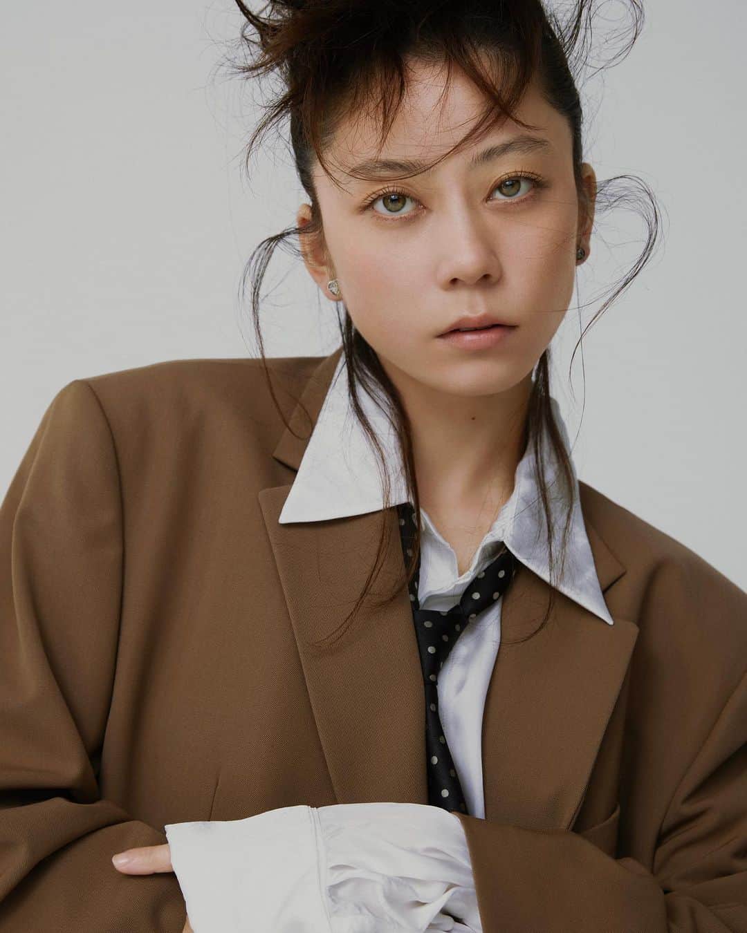 VOGUE GIRL JAPANのインスタグラム：「🌈GIRL OF THE MONTH🌈 私らしさは自分が決める。SUMIREとワンアンドオンリーのテーラードスタイル❤️  SUMIREがGIRL OF THE MONTHに登場✨ 本編はプロフィールのURLから→ @voguegirljapan  MODEL @sumiresmile074 PHOTOS @omisakii VIDEO @takachrome STYLING @chikako_tanifuji HAIR @takayukishibata MAKEUP @tsuda.masayo DESIGN @malko_05 DIRECTOR @genarai EDITOR @chikako.kurazumi」