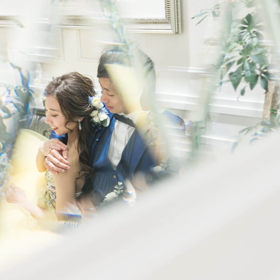ホテルモントレ大阪 ブライダルサロンのインスタグラム：「鏡越しに写るおふたりもオシャレでステキなワンシーンに📷 #ホテルモントレ大阪 #結婚式#モントレ花嫁 #ホテルウェディング #控室ショット #梅田 #駅近ホテル結婚式」