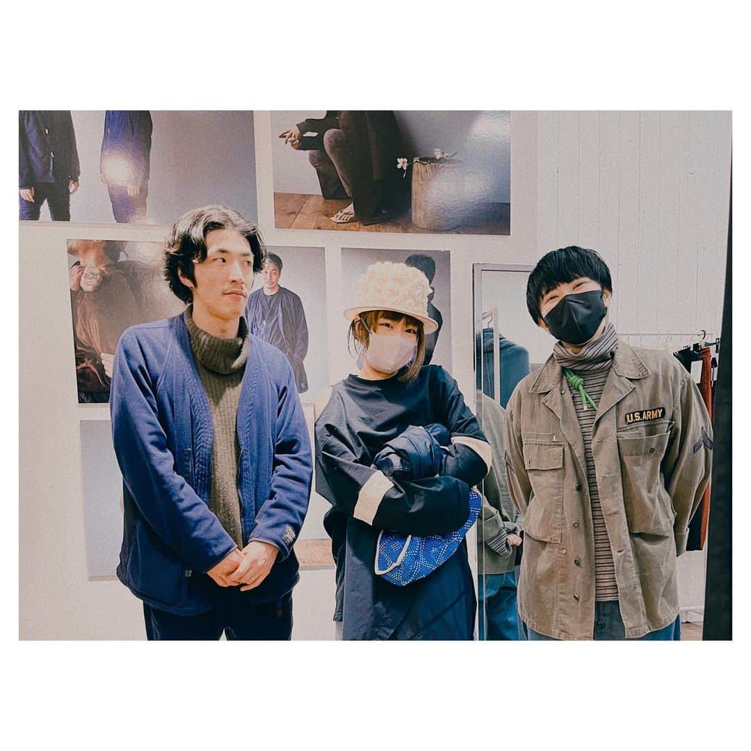 フルカワミキのインスタグラム：「UNDERCOVER 23-24AW Exhibition  CYDERHOUSEのUG君となべちゃんとご一緒に。  お籠り気味になっていた生活にもどこかストレスも感じていたらしく、リフレッシュ。 やはり服も、面白い。  音楽モチーフは前からよく見かけていますが、 服での見せ方に様々あって興味深い。  音楽家が亡くなると、自分も歳を重ねていて限りがあることを改めて思ったりもするし、  コロナ禍だけでなく、以前からの社会での暗部がより明らかになっていたり怒りのようなざわめきもある中、  その苦しさや楽しい好きをひっくるめて「Enjoy Yourself」も、 私達の日常の会話としてもしっくりきます。  パリコレブランドならではの、刺繍手作業ばりばりの職人芸やパターンは、もはやアートピースなんで、お値段にお、お、オドロくとかは、あ、あ、あ、ありま…  自分の身長を比較にしては股を裂くしかない超長いロングブーツも、 ツノ？耳？があるカットソーもカッコよきでした。  久々会ったUG君はパリコレにお手伝いしにいったりとか、今回エレガントな質感のレザーで攻めデザインのバッグもありましたが(これもフェティッシュでカッコよかった)、サンプル制作で鋲を打っていたりなどの話も嬉しく聞きつつ👍  彼のブランドCYRDER HOUSEも、 MA-1の一点モノカスタムや、ハードコアな職人芸クラストのワークを施したりなどの、 めちゃカッコいい服を作っていて、海外セレクトに渡ったりしている。  服探している人におススメ。  CYDERBOYのキーホルダー可愛いぜ。何につけよう。  私はかなり昔にライダースも作ってもらってお気に入り。ただこの数年お籠り気味だったので、久々袖通してみた。 一応ちゃんと入りました。」