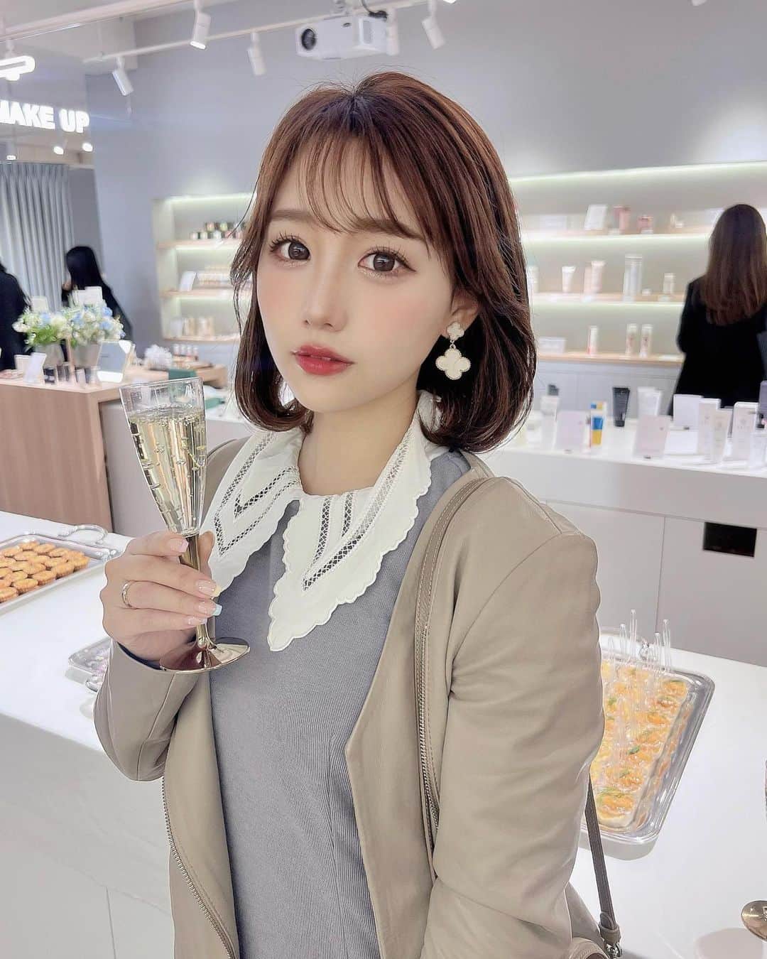 加藤里奈のインスタグラム：「⋆  4/1-openの ⸜ YOUITH ⸝ ⌇@mygakuya レセプションへ お邪魔しました♡  矢場町から徒歩1分にある YOUITSは、ジェンダーレスコスメのラインナップが豊富で、 色々な新作コスメを試すこともできます♡  店内もとってもおしゃれでオープンな空間なので、入りやすかった〜🥰  スキンケア商品から、ネイル商品、 ヘアケア商品など種類もとっても豊富🤍  試してみたい商品もたくさんあったので 明日以降またお邪魔してみる❤︎  #YOUITS #矢場町 #コスメ #コスメレポ #コスメマニア #コスメ紹介 #コスメオタク #コスメレビュー #コスメ部 #コスメ購入品 #コスメ好きさんと繋がりたい #コスメ好き」