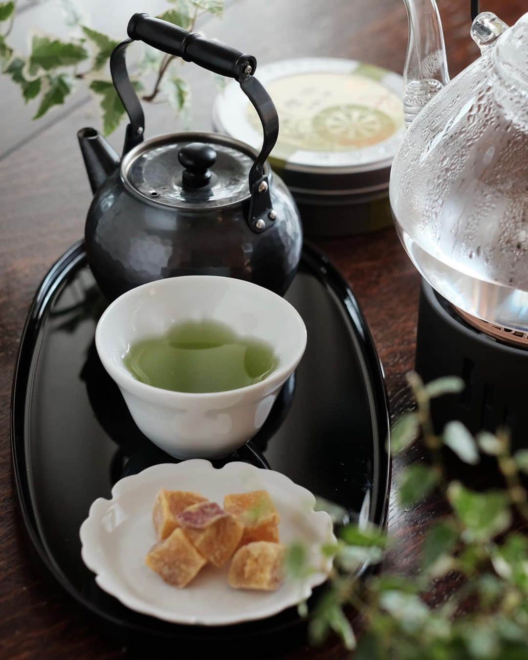 麻木久仁子のインスタグラム：「美味しいお茶をいただいたので、一服💜」