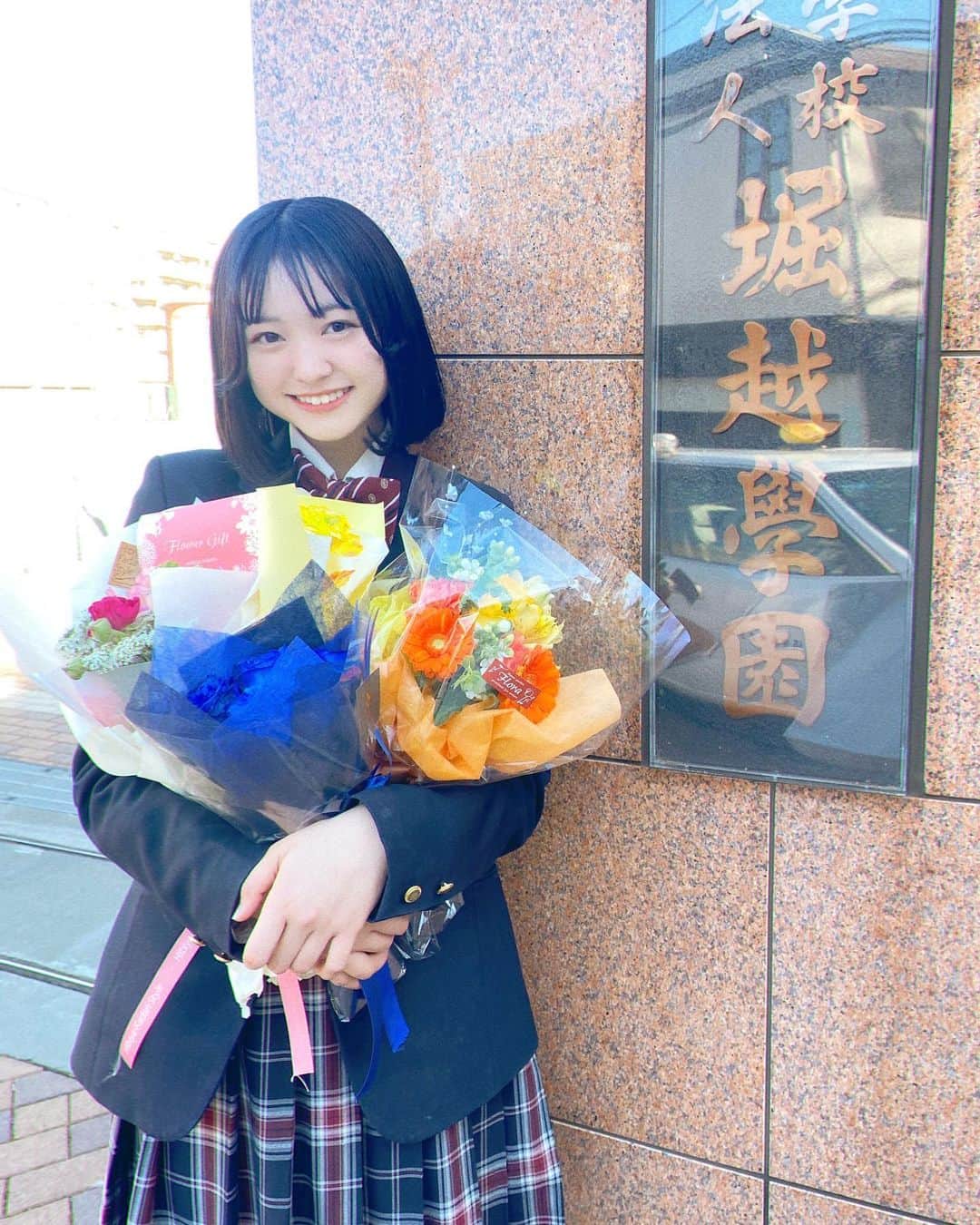 のインスタグラム：「先日、高校を卒業しました。💐  コロナ禍ということもあり、思い通りに動けないことも多々ありましたが、３年間仲良くしてくれた友達が居てくれたおかげで、 支えてくれた先生方のおかげで3年間楽しく過ごすことが出来ました。👭💖  そして、今後はまた新しいお仕事と向き合って頑張って行きたいと思います。♡  これからも私らしく頑張ります！ 応援よろしくお願いします🌼」