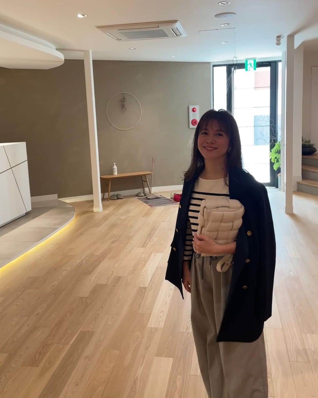 平井喜美さんのインスタグラム写真 - (平井喜美Instagram)「よもぎ蒸しサロンのLINE構築をするので まずはお客様の気持ちを味わいに🌿 ⁡ 構築するサロンは他府県なので とり急ぎ、大阪の有名サロンで 蒸されてきました😌 ⁡ ⁡ たくさんの気付きあり🧚‍♀️ 🤔🤔🤔 さーて、ライティングも頑張るぞー💪 ⁡ ⁡ #よもぎ蒸し #LINE公式アカウント #Lステップ構築 #ファッション  #紺ジャケット」3月31日 19時17分 - yoshimi1111