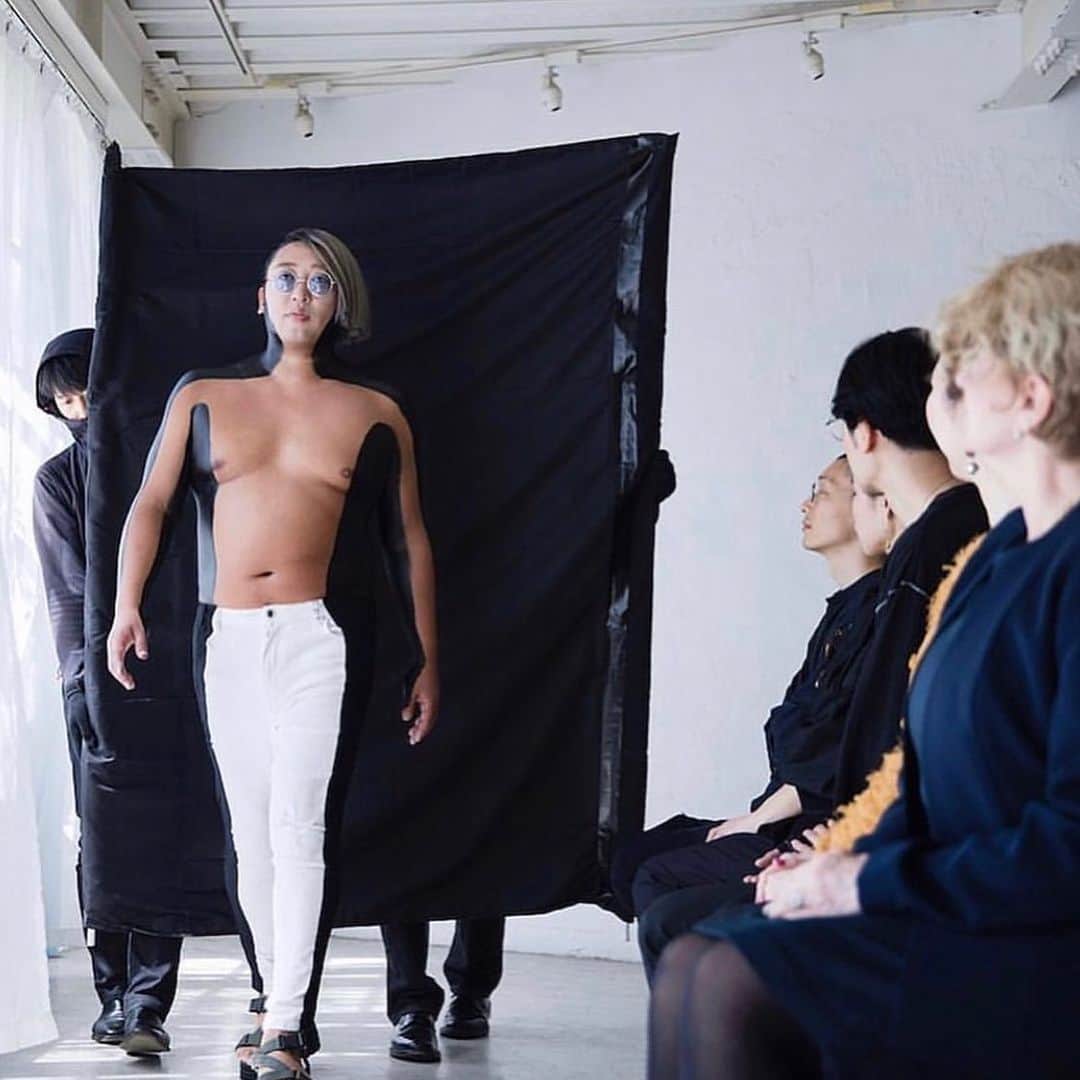 クリエイターズ・ファイル公式（ロバート秋山）さんのインスタグラム写真 - (クリエイターズ・ファイル公式（ロバート秋山）Instagram)「3月31日はエッフェル塔が完成した日。  パリコレNo.1モデルのアルセーヌ・ダルタニアン。 ファッション界最高峰のブランド「YOKO FUCHIGAMI」のステージも担っている。  デザイナーの YOKO FUCHIGAMI 氏 は今回のコレクションで、ダルタニアンを含む「パリコレ・ビッグ4」のモデルを大胆にも全員起用したというのは有名な話。  では、ダルタニアンの自伝のタイトルは何でしょう?!  答えは明日の投稿の最後で! ※昨日のクイズの答え→「全ての服に「JAPAN」とマジックで書き込んでいる」  #クリエイターズファイル #アルセーヌダルタニアン #パリコレ #ファッション #モデル #コレクション #yokofuchigami #クリエイター #クリエイティブ #写真日記 #日記 #記念日 #ダイアリー #クイズ #サプライズ #ザテレビジョン #netflix #毎日投稿 #ロバート秋山 #お笑い好き」3月31日 19時27分 - creatorsfile_officialgoods