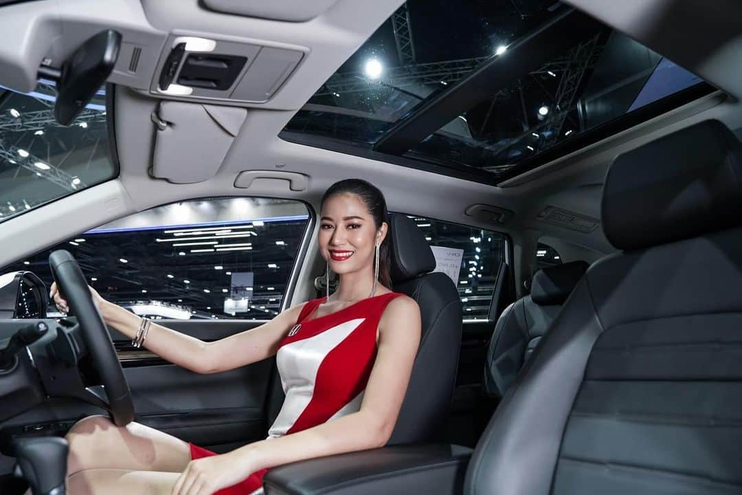 EnjoyHondaThailandさんのインスタグラム写真 - (EnjoyHondaThailandInstagram)「All-new Honda CR-V รุ่นเครื่องยนต์ VTEC TURBO มอบกำลังสูงสุด 190 แรงม้า รองรับทุกไลฟ์สไตล์กับเบาะโดยสารแบบ 5 ที่นั่ง และ 7 ที่นั่ง พร้อมทุกเทคโนโลยี Honda SENSING ในทุกรุ่นย่อย  ข้อเสนอพิเศษ! ดอกเบี้ยพิเศษ 2.29 %* ฟรีประกันภัย 1 ปี รับเพิ่ม ฮอนด้า อัลติเมท แคร์ ขยายเวลารับประกันคุณภาพอีก 2 ปี หรือ 40,000 กิโลเมตร เมื่อจองและรับรถตั้งแต่วันที่ 20 มี.ค. 2566 - 31 พ.ค. 2566 รับข้อเสนอพิเศษ คลิก Bio สัมผัสตัวจริงได้ในงาน Motor Show 2023 ที่ บูทฮอนด้า (A9) อาคารชาเลนเจอร์ ฮอลล์ 2 อิมแพ็ค เมืองทองธานี ตั้งแต่วันที่ 22 มี.ค. 66 - 2 เม.ย. 66  -------------------- พิเศษ! สำหรับผู้เข้าชมบูท Honda ในงาน Motor Show 2023 เพียงลงทะเบียนผ่าน LINE ที่บูท Honda รับฟรี! ของที่ระลึกมูลค่า 150 บาท* ตั้งแต่วันที่ 22 มี.ค. 66 - 2 เม.ย. 66  Add line id : @honda-thailand --------------------  *เงื่อนไขเป็นไปตามที่บริษัทฯ กำหนด  #HondaThailand #MotorShow2023 #AllnewHondaCRV #HondaSENSING」3月31日 19時22分 - hondathailand