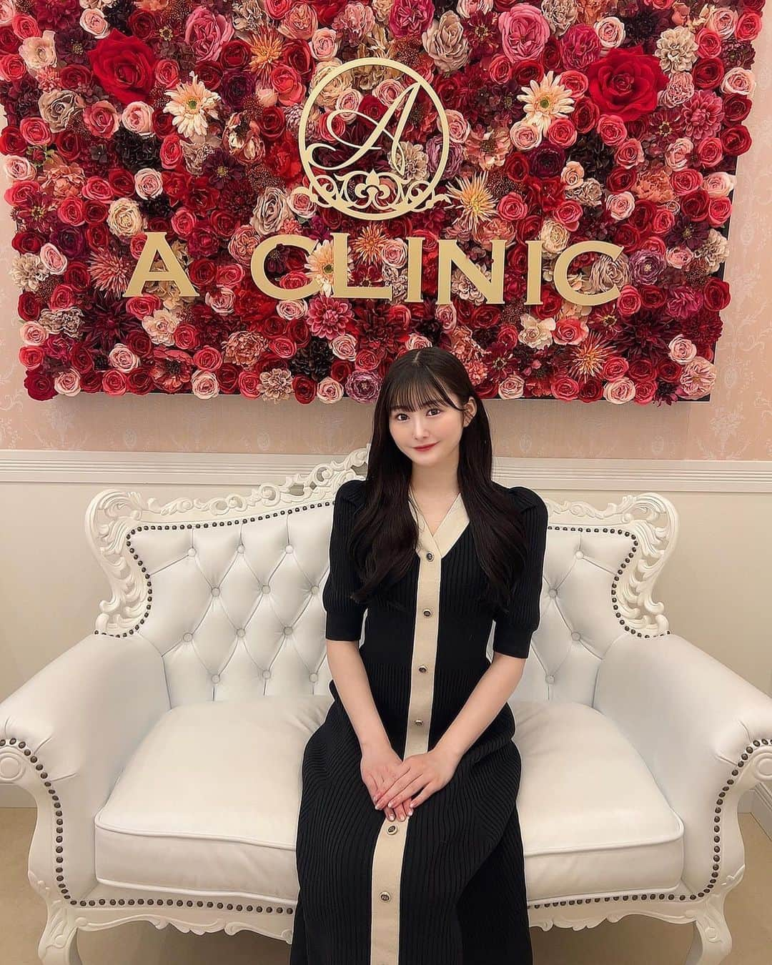 川上礼奈さんのインスタグラム写真 - (川上礼奈Instagram)「. 先日A clinic大阪( @a_clinic_osaka )で田窪先生(@aclinic_takubo )にAスレッドの施術を していただきました👼🏻🤍  ここ数年、毎年A clinicさんにお世話になっていて 久しぶりにAスレッドお願いしました☺️ 年齢的にもほっぺのたるみが気になったりするので Aスレッドは手放せません🫢🤍 Before→Afterみんな違いわかる！？ 同じアプリで撮ってるのにフェイスラインが違いすぎる😳 毎回ほんとに感動する、、、🤍  A clinicの店舗は白色基調ですごく綺麗で お姫様になったような気分になるclinicなの👼🏻🤍 先生もスタッフさんも優しくていつも安心して 施術を受けられます🤍 ありがとうございます☺️  他にもお肌治療にも力入れていきたいな〜🤍 最近はやってるポテンツァ気になる！ 今度相談に行こうかな🥰  #aスレッド #1day小顔脂肪吸引 #糸リフト #aclinic #aclinic銀座 #aclinic横浜 #aclinic新宿  #aclinic名古屋 #aclinic大阪  #aclinic福岡 #aclinic池袋 #aclinic仙台 #aクリニック #美容 #小顔 #美肌 #リフトアップ #美容外科 #美容皮膚科 #美容クリニック #田窪賢志郎」3月31日 19時22分 - kawakami_rena