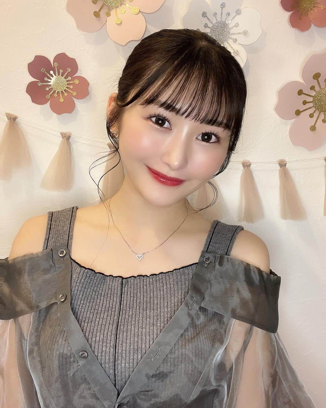 川上礼奈のインスタグラム：「. 先日A clinic大阪( @a_clinic_osaka )で田窪先生(@aclinic_takubo )にAスレッドの施術を していただきました👼🏻🤍  ここ数年、毎年A clinicさんにお世話になっていて 久しぶりにAスレッドお願いしました☺️ 年齢的にもほっぺのたるみが気になったりするので Aスレッドは手放せません🫢🤍 Before→Afterみんな違いわかる！？ 同じアプリで撮ってるのにフェイスラインが違いすぎる😳 毎回ほんとに感動する、、、🤍  A clinicの店舗は白色基調ですごく綺麗で お姫様になったような気分になるclinicなの👼🏻🤍 先生もスタッフさんも優しくていつも安心して 施術を受けられます🤍 ありがとうございます☺️  他にもお肌治療にも力入れていきたいな〜🤍 最近はやってるポテンツァ気になる！ 今度相談に行こうかな🥰  #aスレッド #1day小顔脂肪吸引 #糸リフト #aclinic #aclinic銀座 #aclinic横浜 #aclinic新宿  #aclinic名古屋 #aclinic大阪  #aclinic福岡 #aclinic池袋 #aclinic仙台 #aクリニック #美容 #小顔 #美肌 #リフトアップ #美容外科 #美容皮膚科 #美容クリニック #田窪賢志郎」