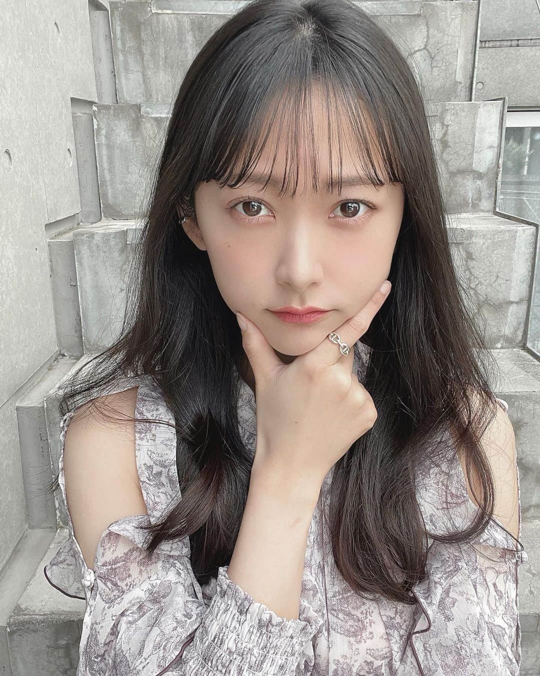 のインスタグラム：「あざと🥹🩶  次の作品までメンテナンスしたり イベント企画したり ゆったりした日々を過ごしてます🌙  凝り固まった肩にハイフをしてきました！  @_hifume_  「最新4D肩ハイフ8,000shot＋ラジオ波」 というのをやってもらいました！  また行きたいな☺️🤲🏻」