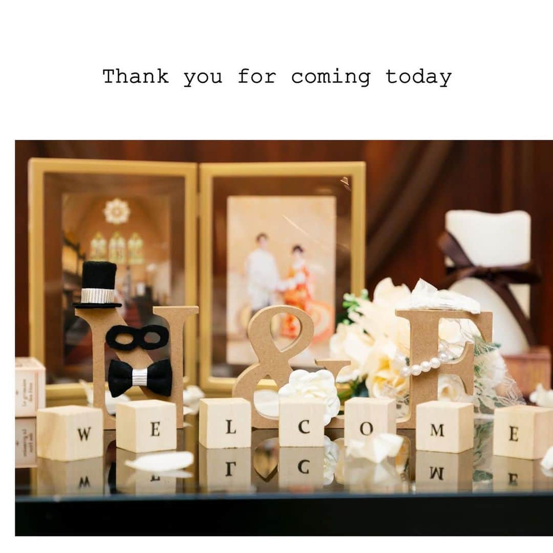 ロイヤルホールヨコハマ【公式サイト】のインスタグラム：「𝒲𝑒𝓁𝒸𝑜𝓂𝑒 𝒮𝓅𝒶𝒸𝑒 🕯🗝 可愛らしくて素敵な#ウェルカムスペース  をご用意されたおふたりのお写真をご紹介📸♥  イニシャルがタキシード🤵🏻‍♂️とドレス👰🏻‍♀️におめかし*.+ﾟ 全体的に木目調で優しい雰囲気でありながら、ゴールドやパールで上品さも感じる素敵な飾り付けでした🥰  #royalhallyokohama  #royal花嫁」