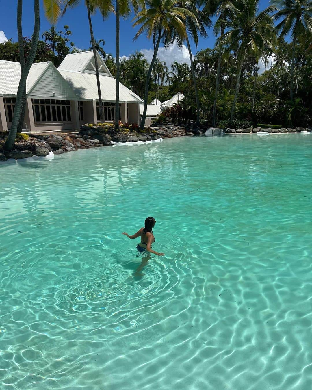 りおなのインスタグラム：「. 🦦💦 . . . . . #cairns #portduglas #pool #sheratonmirageportdouglas . #なんで5回くらいブリーチしてるのに水に濡れたら黒髪に見えるの」