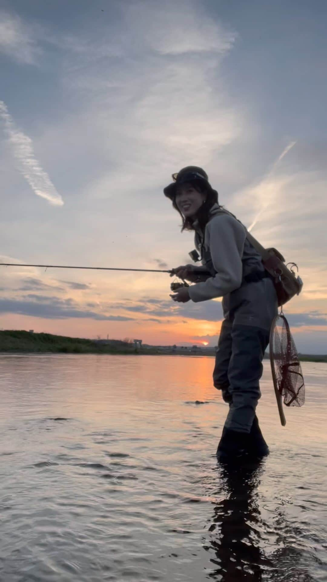 岡田万里奈のインスタグラム：「. . . マルタウグイソロ釣行〜🎣 釣れてから不本意なオートリリースまでw . . . #マルタウグイ #マルタ #多摩川 #釣り #釣りスタグラム #釣り女子  #魚釣り #釣りフォト #釣り好きな人と繋がりたい  #渓流釣り #渓流ルアー #渓流 #渓流ミノーイング  #smith #foxfire #shimano #kiu #uniqlo #tulalajp  #groovy70s #vanquish #tiemco  #fishing #fishingrally #fishinglife #fishingtrip  #catchandrelease #fishingreel #fishinggirls #ladyangler」