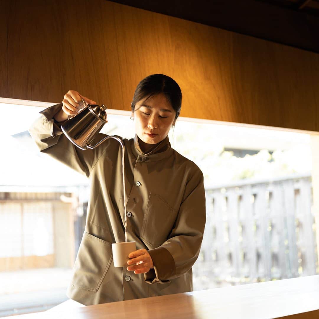 Blue Bottle Coffee Japanさんのインスタグラム写真 - (Blue Bottle Coffee JapanInstagram)「本日 3/31(金)「Blue Bottle Studio - Kyoto -」が京都カフェ はなれ 2 階にオープンしました！⁠ ⁠ コーヒー豆がフルーツの種であり、フレッシュネスを大切にする概念をアメリカのコーヒー市場にもたらし、ブルーボトルコーヒーというブランドを通して「美味しいコーヒー」が何かを表現してきたブルーボトルコーヒー 創業者のジェームス・フリーマン。⁠ ⁠ ブランド創業から 20 年以上を経て、ジェームスの数えきれないコーヒーや人との出会い、心に響く体験を通してコーヒーと改めて向かい合い、現在考える最高のコーヒー体験を表現する場所として「Blue Bottle Studio - Kyoto -」が誕生しました。⁠ ⁠ ⁠ ジェームスが大きく影響を受けた喫茶店文化から着想を得たメニューなど、コーヒーの新たな楽しみ方を伝えその魅力を多面的に表現したメニューを各回 4 席のプライベートな空間でお楽しみください。⁠ ⁠ ⁠ 【Blue Bottle Studio - Kyoto - について】　　　　　　　　　　　　　　　　　　　　　　　　　　　　　⁠ 住所：京都府京都市左京区南禅寺草川町 64　京都カフェ はなれ 2階⁠ ⁠ アクセス：地下鉄東西線「蹴上」駅から徒歩約 7 分⁠ ⁠ ご予約サイトURL ：⁠https://store.bluebottlecoffee.jp/pages/blue_bottle_studio_kyoto⁠ ⁠ 営業日：毎週 金・土・日・月、および祝日⁠ ⁠ ご予約枠 ：10:00~11:30/ 13:00~14:30/ 15:30~17:00⁠ ※ 約 90 分のコースとなります。⁠ ⁠ 席数：カウンター 4 席⁠ 最大 4 名さまの予約が可能です。⁠ ⁠ ご予約について： 2 ヶ月先までご予約可能。キャンセルは前日の 18:00 まで承ります。⁠ 空き枠がある際は当日のご予約も承ります。お電話 ( 075-746-4453 ) にてご確認ください。⁠ ⁠ ⁠＊詳細とご予約は、プロフィールページの URL よりご覧いただけます。⁠ ⁠ ⁠ Photo by Yusuke Oishi⁠ @yusuke_oishi_marcomonk⁠ ⁠ ⁠ ⁠ #ブルーボトルコーヒー⁠ #ブルーボトルコーヒー京都⁠ #BlueBottleCoffee⁠ #BlueBottleCoffeeKyoto⁠ #BlueBottleStudio」3月31日 19時32分 - bluebottlejapan