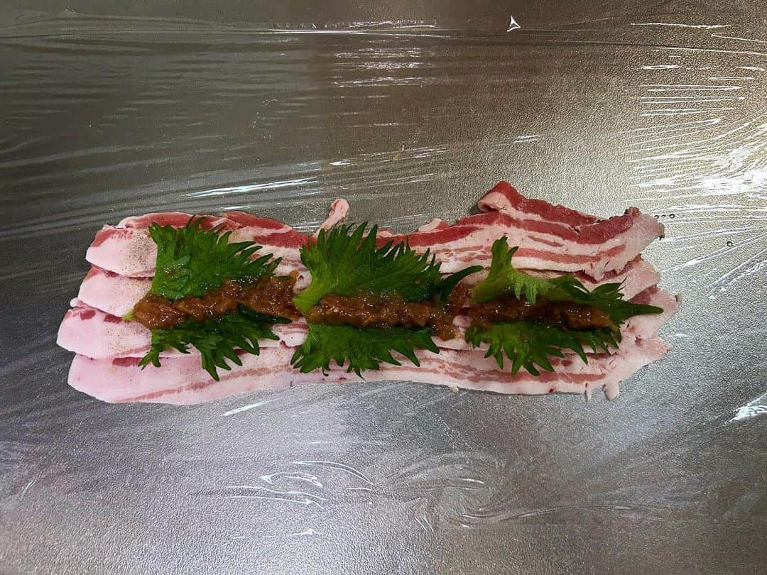 鮫島彩さんのインスタグラム写真 - (鮫島彩Instagram)「⁡ ⁡ 豚バラは脂が多くて苦手だったけど、このお料理はさっぱりしていて大好き😋❤️ ⁡ ⁡ 『豚肉の梅チーズしそ巻き』 ⁡ ⁡ コンパクトに纏まってるから、疲れてて食べるのしんどいな〜という時にもパクパクいけちゃいます🍴 ⁡ ⁡ そんな時はないけど！笑 ⁡ ⁡ #boniq #低温調理 #アスリート飯」3月31日 19時33分 - aya_sameshima