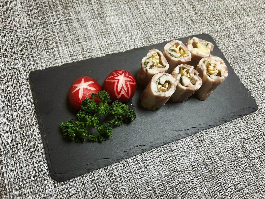 鮫島彩のインスタグラム：「⁡ ⁡ 豚バラは脂が多くて苦手だったけど、このお料理はさっぱりしていて大好き😋❤️ ⁡ ⁡ 『豚肉の梅チーズしそ巻き』 ⁡ ⁡ コンパクトに纏まってるから、疲れてて食べるのしんどいな〜という時にもパクパクいけちゃいます🍴 ⁡ ⁡ そんな時はないけど！笑 ⁡ ⁡ #boniq #低温調理 #アスリート飯」