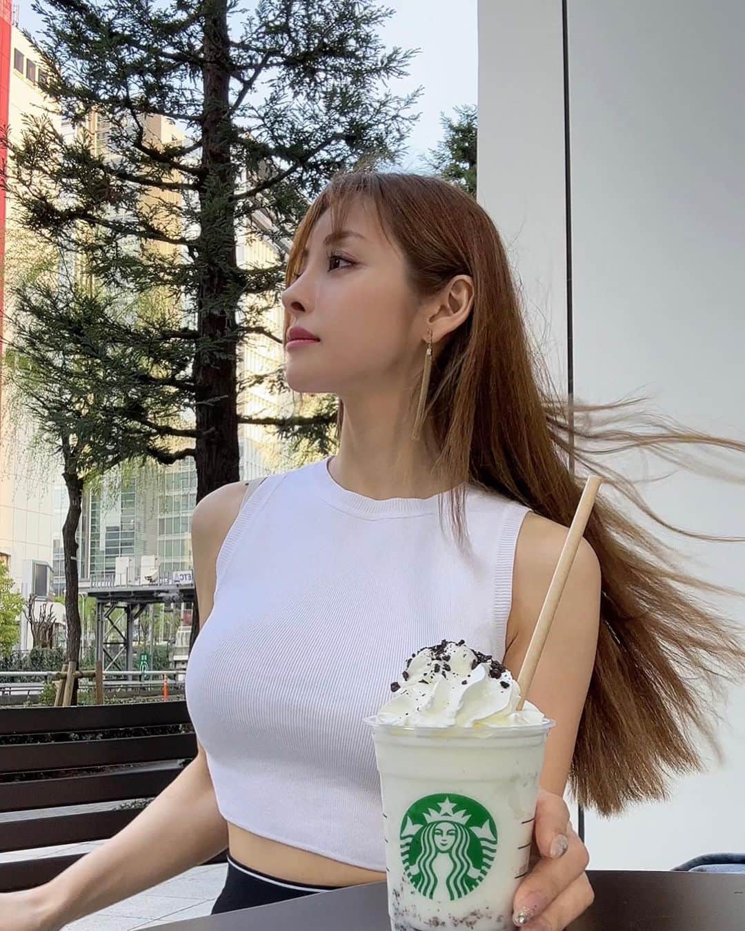 大迫麗香のインスタグラム：「新作って試してみたくなるよね☺️ スタバのスヌーピーフラペチーノ飲んでみた✨ アーモンドミルクに変えてちょっとヘルシーにしたょ✨ お花見デートでも賢く楽しみたい人にはおすすめ🌸 #スヌーピーフラペチーノ #スタバ新作   #美ボディ #ベストボディジャパン  #女性専用ジム  #美ボディ女子 #恵比寿パーソナルトレーニング #恵比寿ジム #パーソナルトレーニング東京 #恵比寿ボディメイク #渋谷パーソナルジム #恵比寿パーソナルジム」