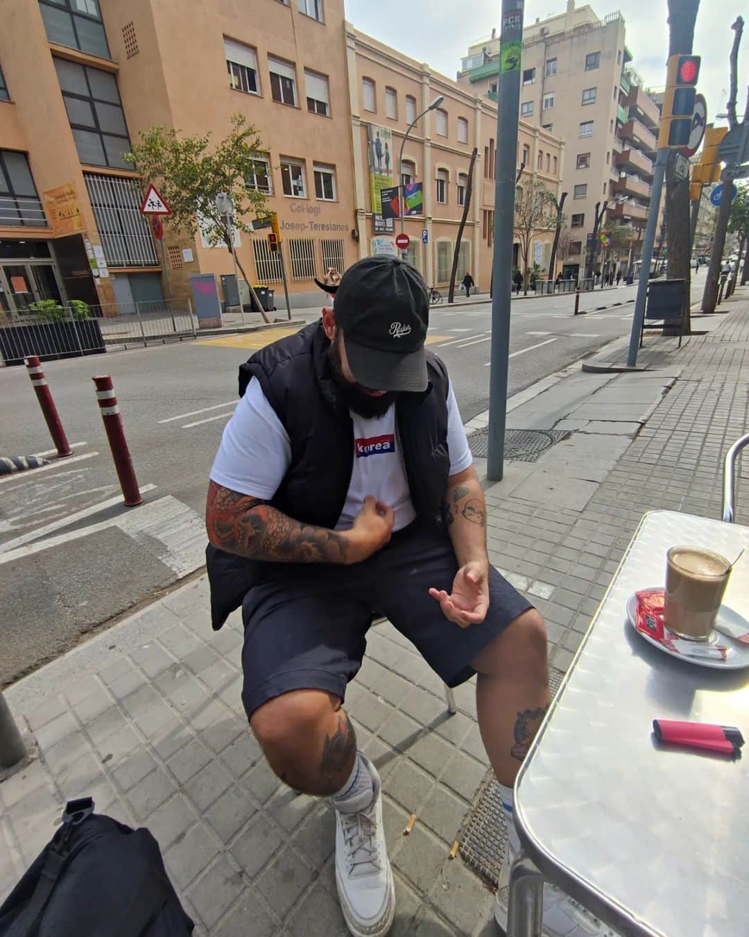 Jordi Gomezさんのインスタグラム写真 - (Jordi GomezInstagram)「Cafelito☕ y buena vida🌞 #notfromkorea🇰🇷   #barcelona #lifestyle #life #cafe #coffee #streetstyle」3月31日 19時35分 - whiteprettyflacko
