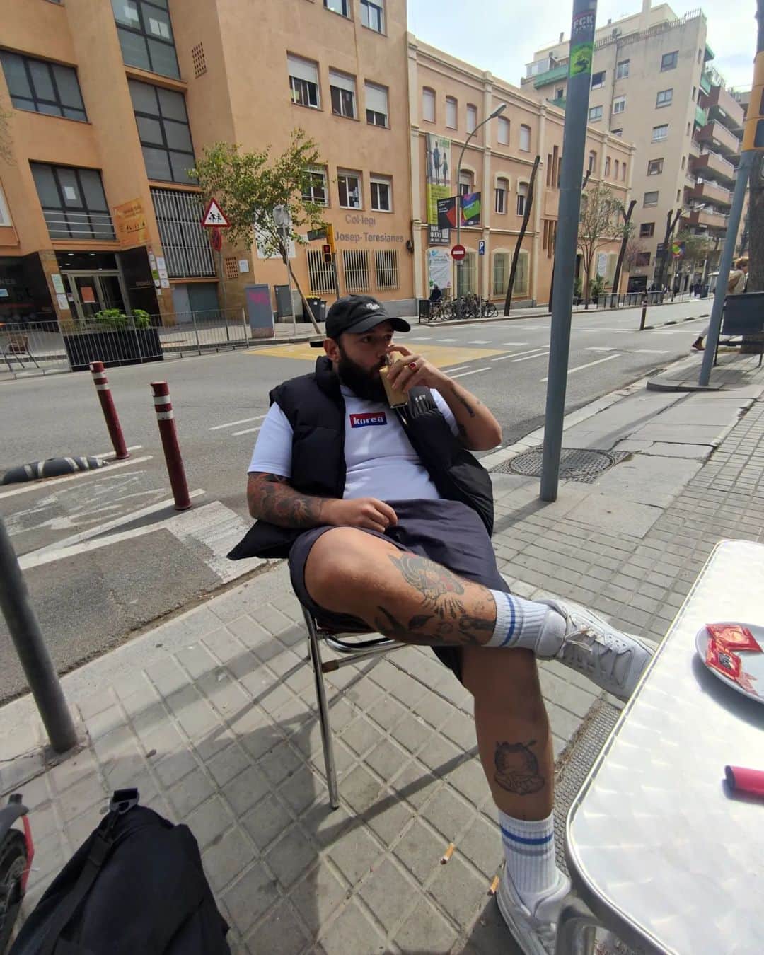Jordi Gomezのインスタグラム：「Cafelito☕ y buena vida🌞 #notfromkorea🇰🇷   #barcelona #lifestyle #life #cafe #coffee #streetstyle」