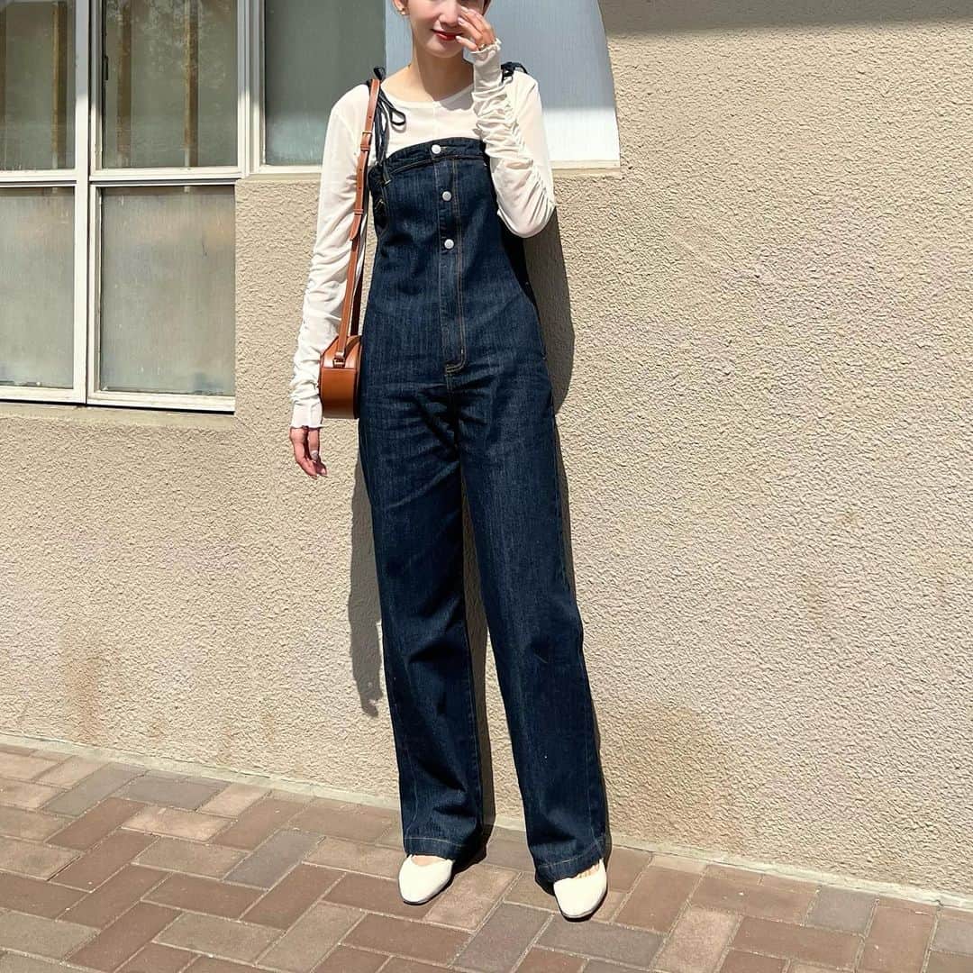 Nagiのインスタグラム：「デニムのオールインワン♡  ロング丈✨ 身長あってもこの長さなのが嬉しい🥰  @kobe_lettuce の ✔️  tops. #reedit allinone. #kobelettuce  bag. #celine   #code#fashion#コーデ#ファッション#カジュアル#大人カジュアル#春服#春コーデ#プチプラ」
