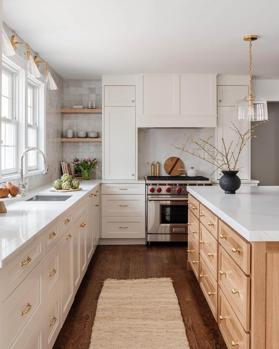 MT DOMAINEのインスタグラム：「Nothing like a bright spacious + timeless kitchen.  (Via @mif_design)」