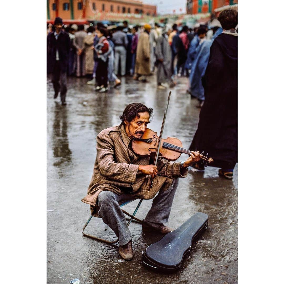 スティーブ・マカリーのインスタグラム：「A violinist at Jemaa el-Fnaa Square performs on a rainy day in Marrakech, Morocco, 1998.」