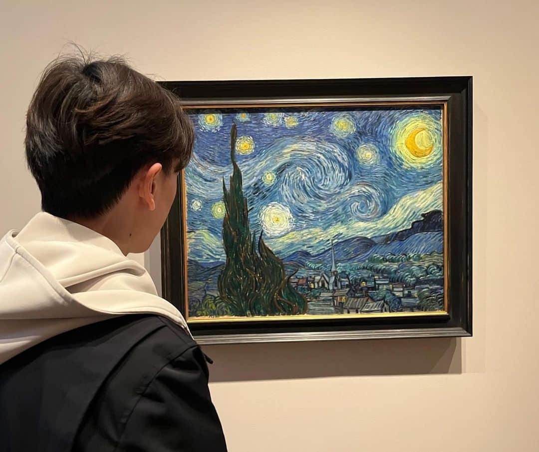 ヴィンセント・ゾウのインスタグラム：「And when no hope was left inside On that starry, starry night You took your life as lovers often do But I could have told you, Vincent This world was never meant for one As beautiful as you」