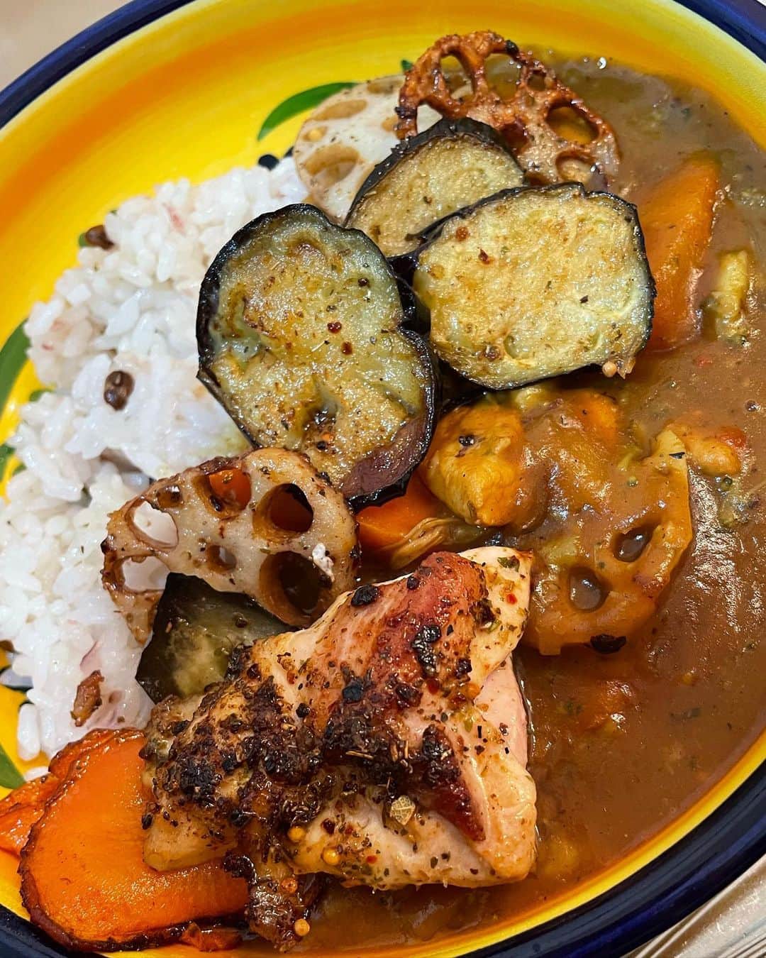 Dance MANAのインスタグラム：「我が家のカレーは、その日その日で味付けやスパイスの調合が毎回違う🍛  一昨日は、色んなスパイスとコンソメ、鷹の爪、にんにくで煮込んだスパイスカレー🍛さらにトッピングで、オリーブオイルで素揚げした鶏もも肉と野菜もプラス❤️‍🔥  トマトカレーの日。豆カレーの日。大人味の赤ワイン煮込み系カレーの日。キーマカレーの日など…..  ザ・家系カレーは1回しか作った事ないけど、たまにはやーっぱ家系も食べたいよね♬  今度シーフードカレーと、ほうれん草ペイストメインのカレーとかも作ってみたい❤️‍🔥  カレーと雑穀米は相性が良いです。  #マナメシ #カレー #こだわりカレー #cooking #趣味 #無になれる時間 #スパイスカレー #薬膳」