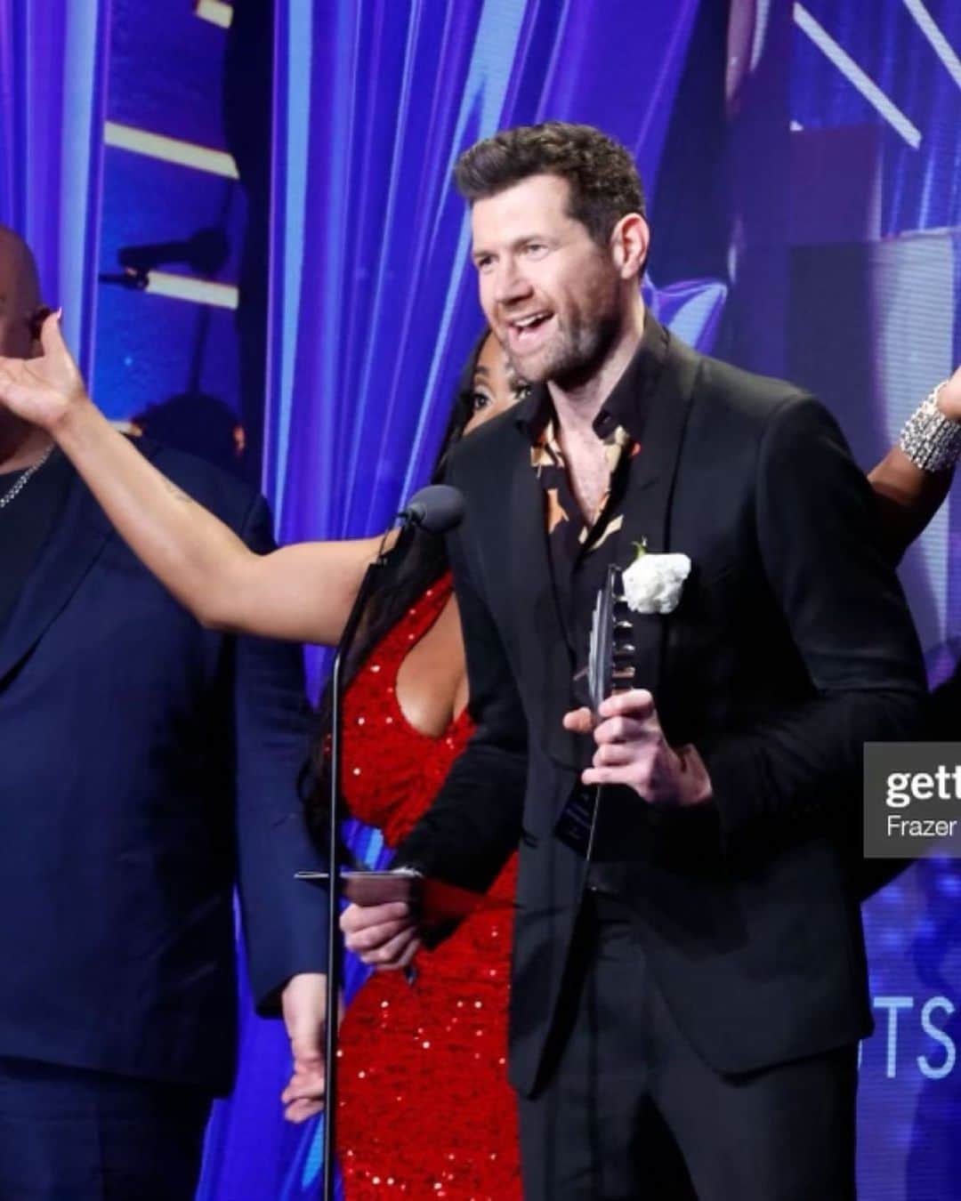 ビリー・エイチュナーのインスタグラム：「BROS WINS!!! Last night BROS won the GLAAD Media Award for Best Motion Picture - Wide Release! Thank you so much to @glaad for the honor. And thanks again to @universalpictures for making it all happen. Big congrats to the entire Bros cast and crew, including my co-stars, the brilliant @guybranum, truly hilarious @dotmariejones and the icon @therealtsmadison. Most importantly, I met GEENA DAVIS!!! And thank you to stylist extraordinaire @ilariaurbinati! BROS! What a rollercoaster! ❤️🌈 🤯  Stylist: @ilariaurbinati  Tux: @tomford  Shirt: @Etro  Shoes: @markchris_shoes  Groomer: @themensgroomer 🖤」