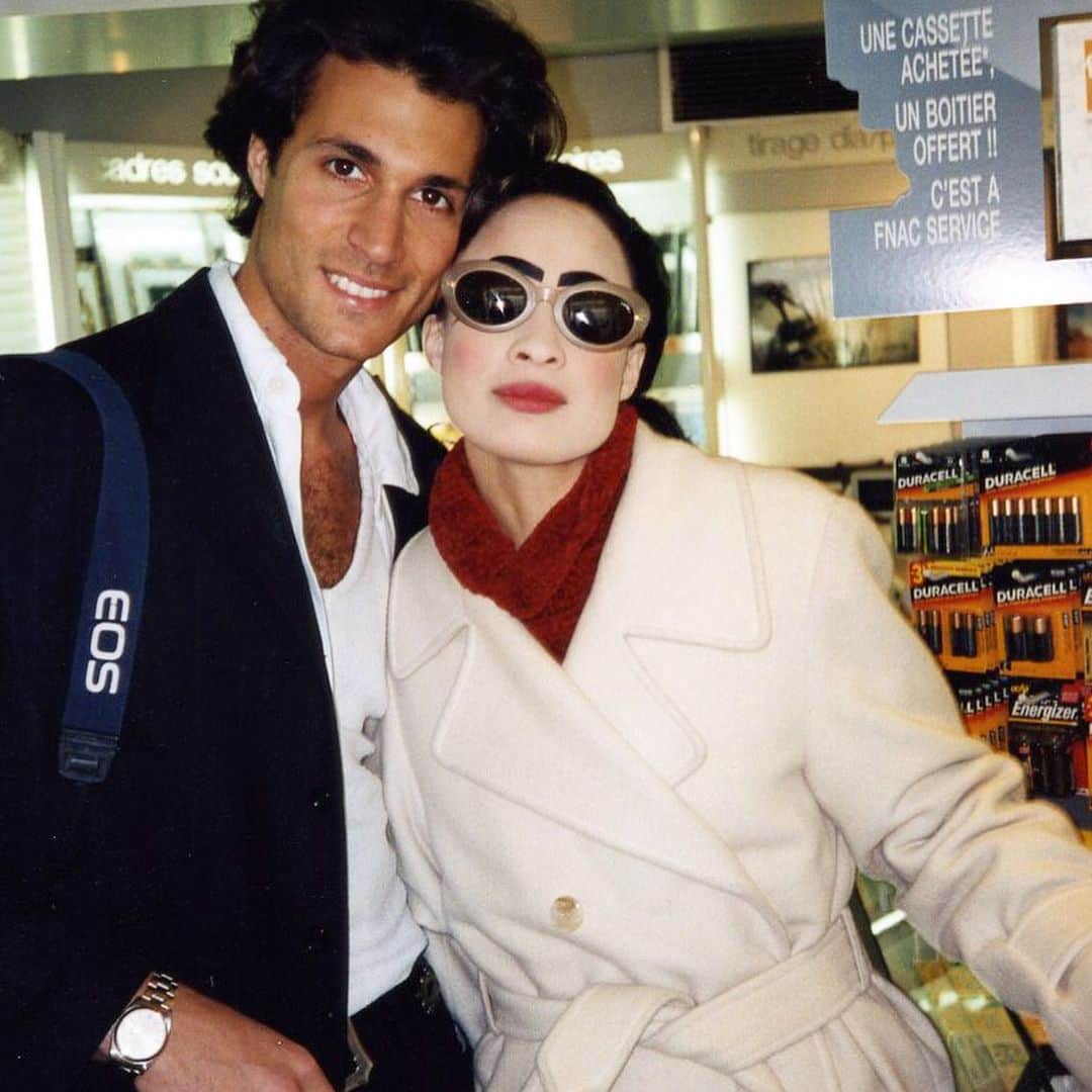 ナイジェル・バーカーのインスタグラム：「When it all began… came across a bunch of shots from the 1990’s when Crissy and I first met and I first became a photographer… we named our first summer together, the summer of love… it’s been a long summer xx #FBF #Love @chintwins」