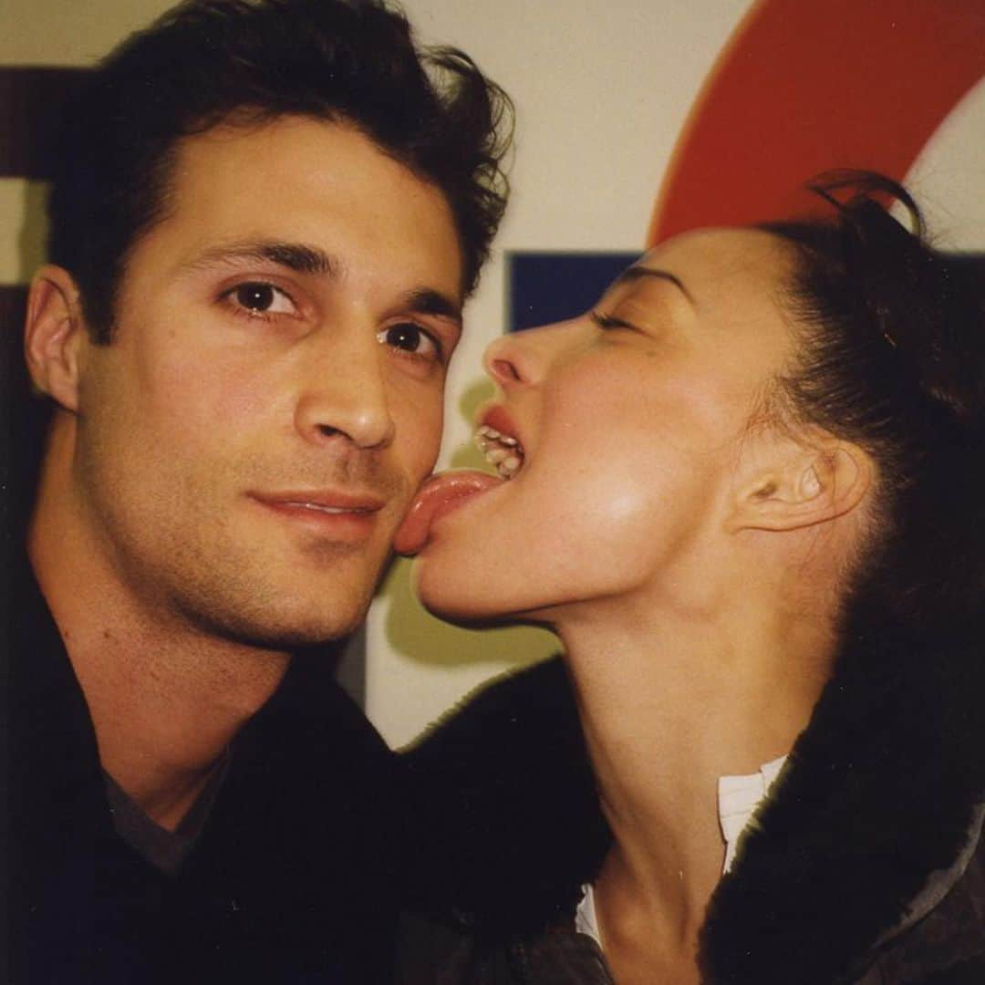 ナイジェル・バーカーさんのインスタグラム写真 - (ナイジェル・バーカーInstagram)「When it all began… came across a bunch of shots from the 1990’s when Crissy and I first met and I first became a photographer… we named our first summer together, the summer of love… it’s been a long summer xx #FBF #Love @chintwins」4月1日 6時03分 - nigelbarker