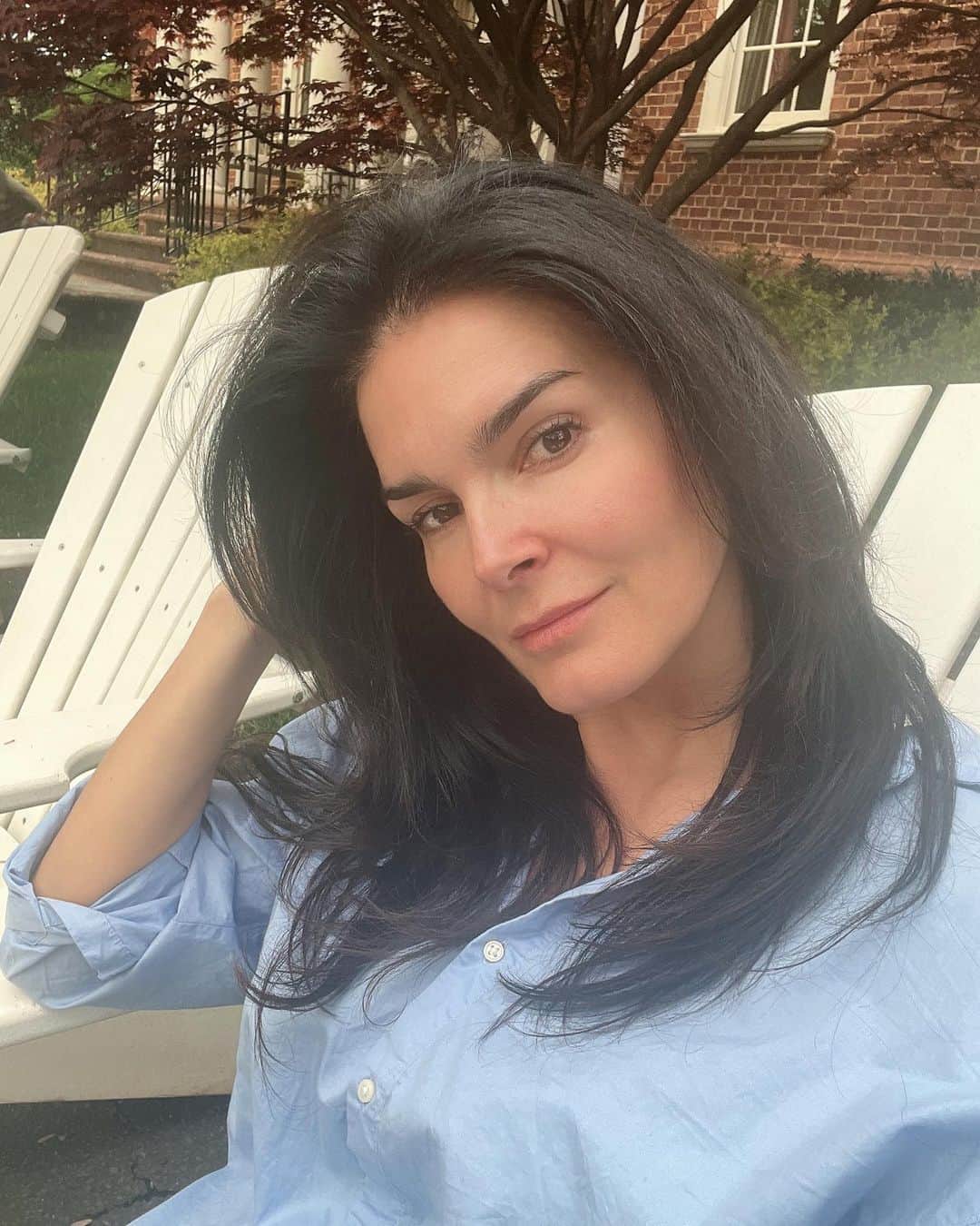 アンジー・ハーモンのインスタグラム：「In my continued efforts to master the selfie… the “sensuously sitting in a chair” pose.   #blessed #grateful #thisisstupid #happyfriday 😂」