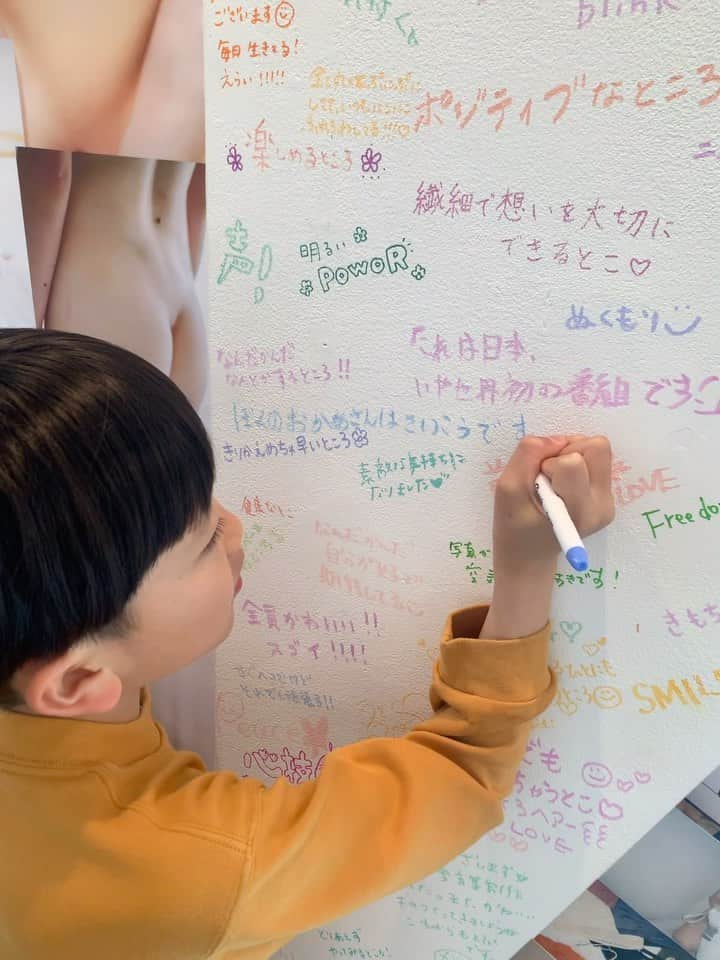 花盛友里のインスタグラム：「本日いよいよ4日目！  会場の壁に「自分の好きなところ」を描く壁があるんだけど、そこに息子が 『ぼくのおかあさんはさいこうです』って書いてくれた😭😭😭😭😭 涙ちょちょぎれます。  息子が赤ちゃんの頃から女の人のおっぱいやらお尻を撮っているわたし。（とゆうかお腹にいる時から撮ってる） 「なんでかーちゃんは裸ばっかり撮るの？！えっち！」と言われたこともありました。  だけど 『えっちとかじゃなくて、みんなどんな身体でもすっごく素敵なんだよ、って言いたいから撮ってるんだよー』ってめげずに伝えてました。 全く伝わらない時期もあったけど、3年生になる今、理解してくれて、さらに誇りに思ってくれてるみたいで本当に本当に嬉しい。  個展に来てくれた海外の人たちも『こんな展示は初めて！うちの国でもやりたい！』とか、 『子供たちがこんなにおっぱいやお尻があってもそんなこと全く気にしてないんだもの、びっくり！素晴らしい写真だわ』と言ってくれて、すごく嬉しかったなぁ。  個展には子供連れで来てくれる方もたくさんいて本当に嬉しい！子連れで原宿来るの大変なのに、ありがとうの極みです。。会場には折り紙とお絵かき用意してるよー！そして会場手伝ってくれるスタッフの子達がキッズと遊んでくれるのでママパパはゆっくりみていってほしいな。  そして写真集もすごく好評で！！ もしかしたらもしかしたら展示中に全部売り切れちゃうかもです、オンライン販売できないかも😭😭😭😭う、れ、し、い、けどもしそうなったら待っててくれる方ごめんなさいすぎるけど、うれしいけど、、の、複雑な気持ち、、だけどやっぱり嬉しい😭🌙🌙🌙🌙  あと3日！皆様に会えること、楽しみにしています🤍」