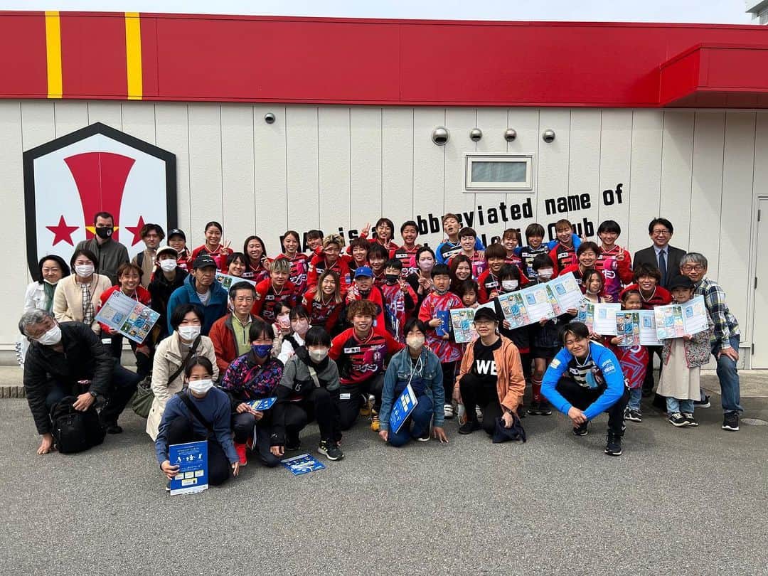 のインスタグラム：「WE ACTION DAY 1日目!! 今日はみんなで六アイのゴミ拾いをしました😊 ご参加頂いた皆さん ありがとうございました🙇‍♀️  靴下やガスコンロなど それゴミ？みたいなのもあって… 1番は吸い殻がめちゃくちゃ多くて🚬 ポイ捨てするのはどうかと…😫  ポイ捨ては絶対にやめましょう!!  #WEACTIONDAY #INAC神戸」