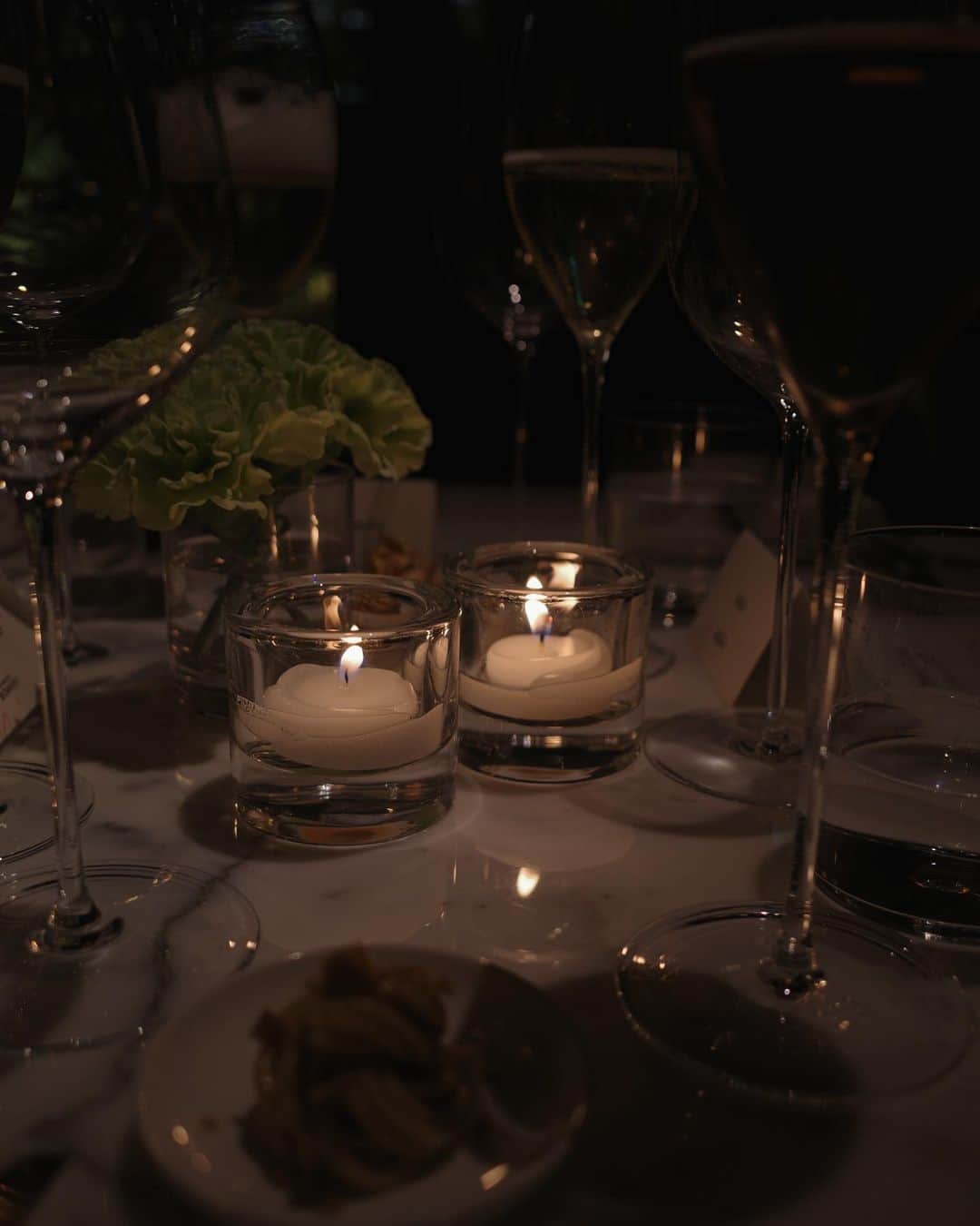 島野ミキのインスタグラム：「・  ⚑ Garden Terrace/The Jade Room @toranomonedition   先日リオープンしたばかりの 東京エディション虎ノ門の最上階にある 天空に浮かぶ庭園Garden Terrace/The Jade Room たくさんのグリーンと⁡圧巻のタワービュー。  ⁡ "Marriott Bonvoy Moments" 会員限定の体験型プログラムの特別なディナーに @sofie_neu とお邪魔してきました🥂  今回はマンチェスター・ユナイテッド/@manchesterunitedとの コラボレーションイベントで パク・チソン氏とのスペシャルディナー。 ⁡ 一緒に写真撮っていただけてなんとサインまで🥹 最高なディナーでした🍽✨ ⁡  Marriott Bonvoyポイントを使用した オークション形式が基本で、 体験したいプログラムを落札することで 参加権を獲得できる仕組みなんだとか。 これからのプログラムも楽しみですな♡  #tranomonedition #jaderoom #東京ホテル#エディション東京 #エディションホテル #tomaikens #thejaderoom #Manchesterunited #marriottbonvoymoments #東京タワービュー #ホテルラウンジ#editionhotel」
