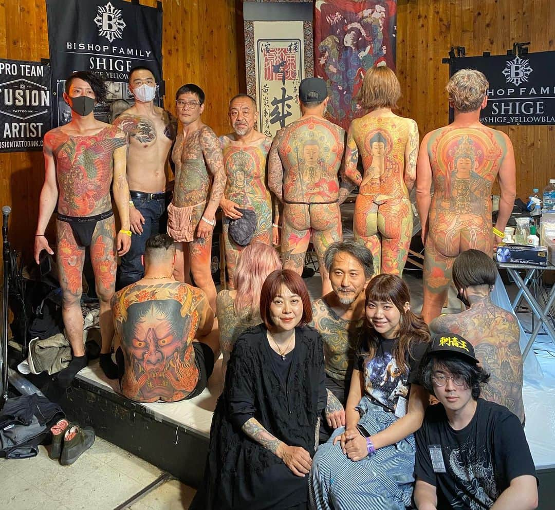 SHIGEさんのインスタグラム写真 - (SHIGEInstagram)「From last weekend at King of Tattoo 2023,, with @chisato_yellowblaze and @ayaka_yellowblaze I just wanted to say Thanks to all YB families who came,, and to all the staff for their hard work,, @king_of_tattoo_japan   #shige #shigetattoo #shigeyellowblaze #yellowblazetattoo #黄炎 @bishoprotary #bishoprotary #bishopfamily @inkeeze #inkeeze #dipcaps @dipcaps @davincineedles @fusionink #fusionink #fusioninkproteam #kingoftattoo2023 #japanesetattoo #japaneseart」3月31日 21時25分 - shige_yellowblaze