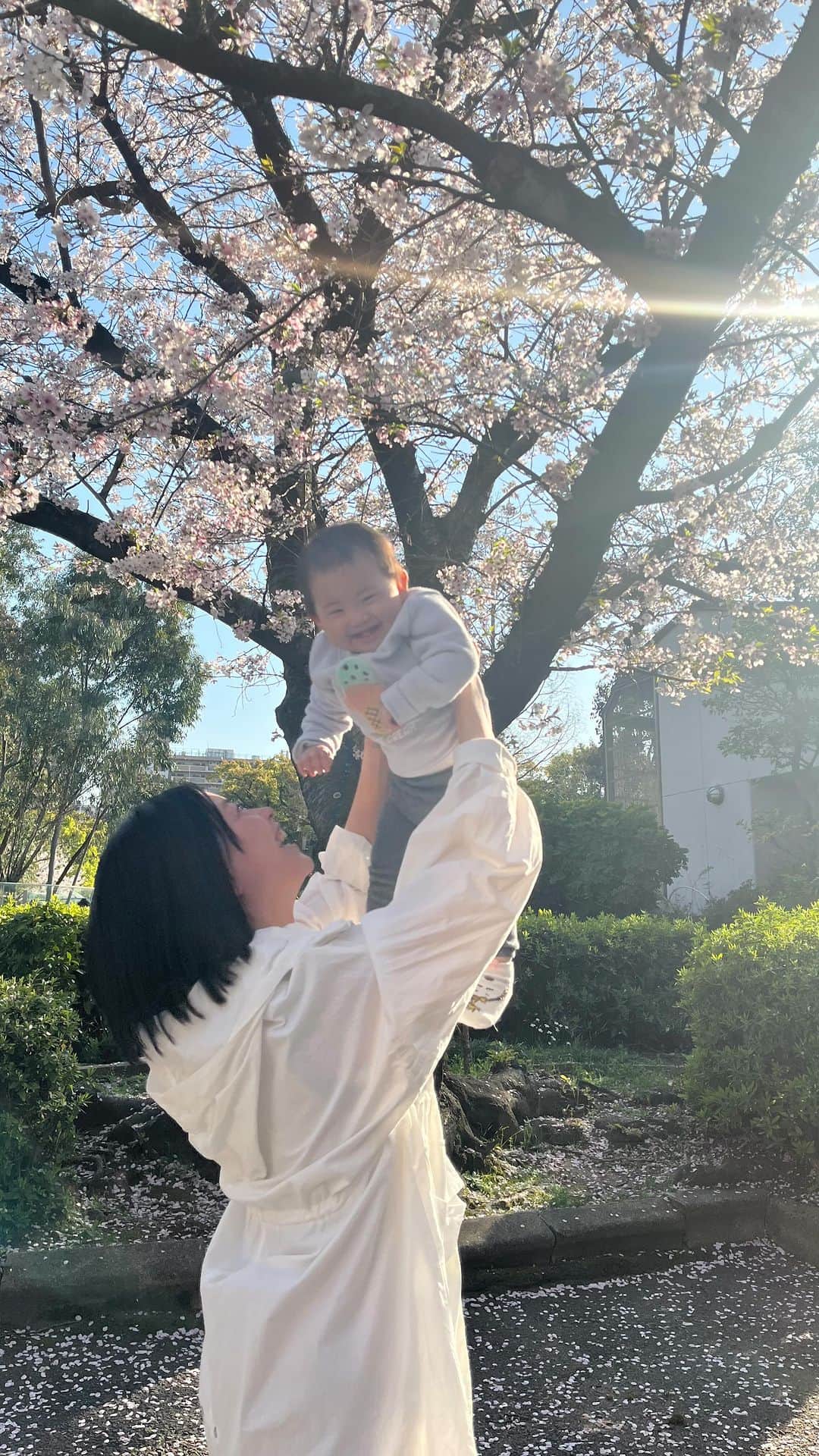 yukaのインスタグラム：「1歳誕生日に動物園にお出かけ🐯🐻🐵🐘  初めての桜   #桜」