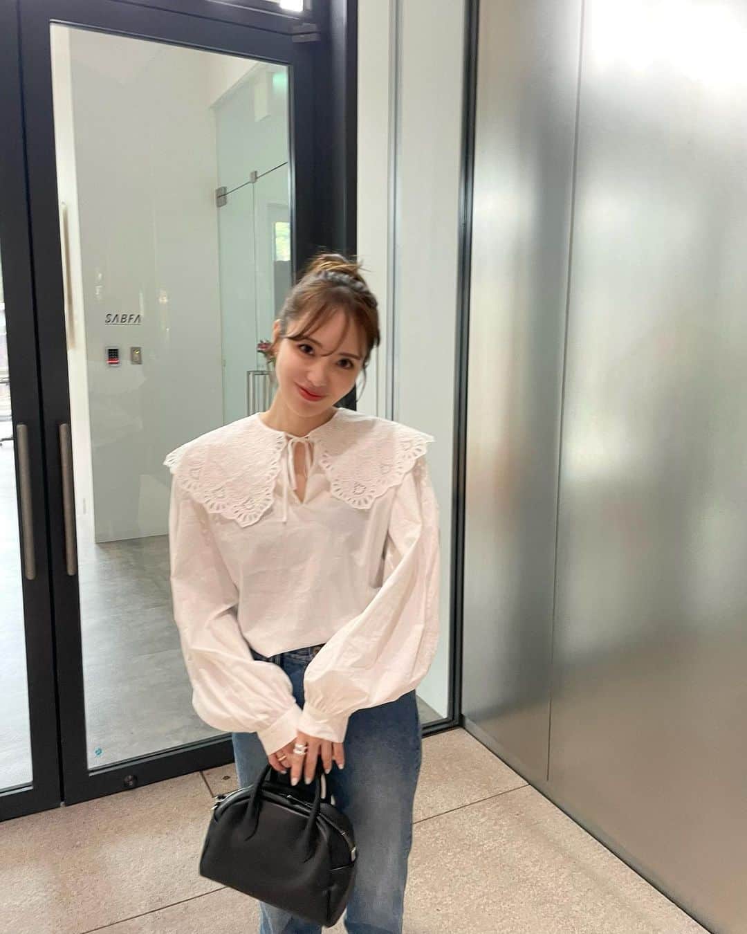 Aoiのインスタグラム：「襟付きだけど大人っぽい雰囲気のブラウスを🫶 春はブラウス✖️デニムが間違いない💐  #tomorrowland #ブラウス#yanuk #ヤヌーク#デニム#デニムコーデ#春コーデ#骨格ナチュラル #平均身長コーデ#fashion#ootd#cordinate#大人カジュアル」
