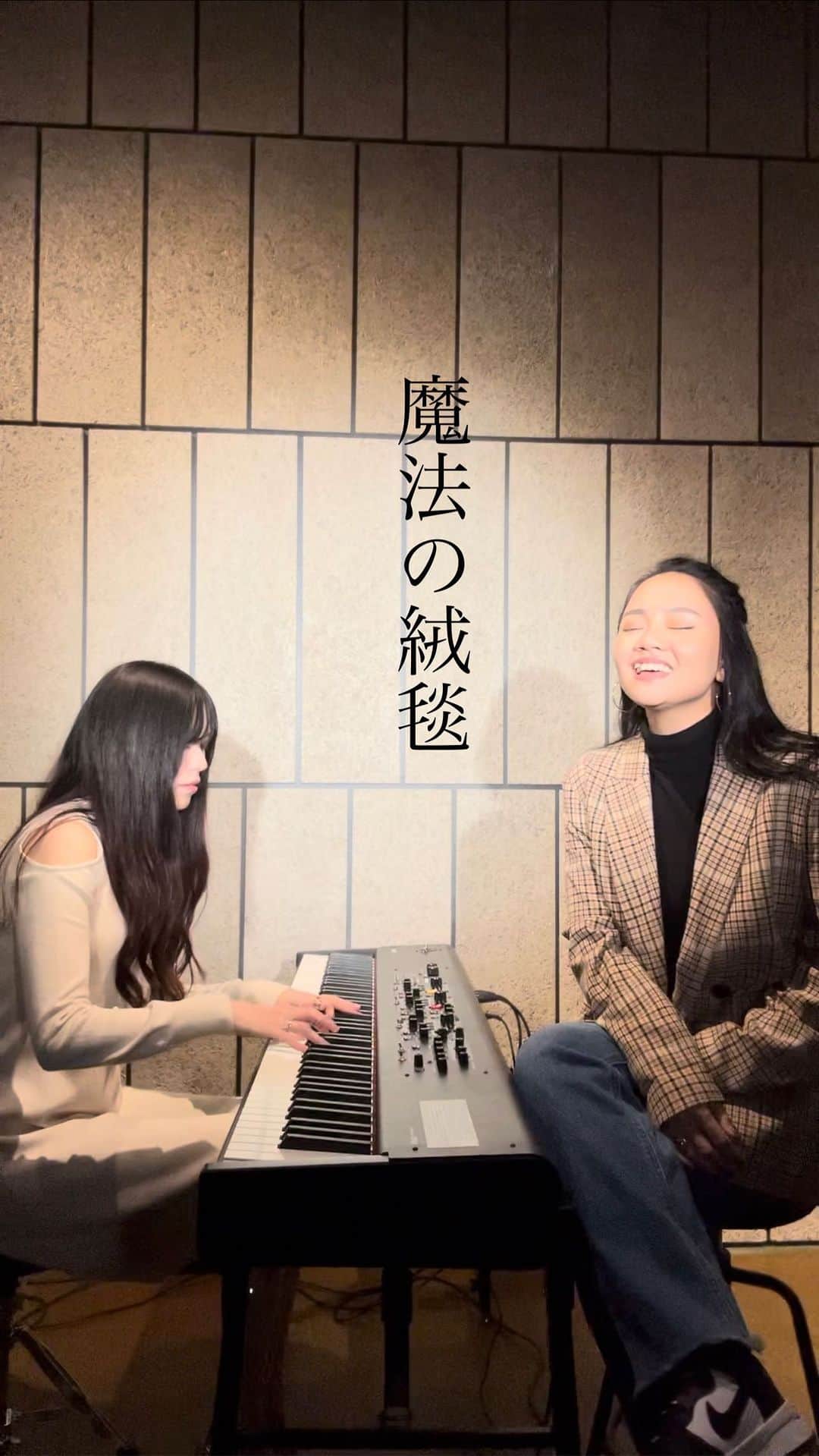 遥海のインスタグラム：「お久しぶりです。 歌動画になります。  ずっと約束してた 川崎鷹也さん @kawasaki_takaya の　魔法の絨毯！  久しぶりに歌動画撮れたのが本当に嬉しくて 撮影中ニヤニヤと笑いが止まらなかった人🙋‍♀️  みさきにはずっとわがままを言ってばかり😭 あれやりたいこれやりたいってなんでも やらせてくれる凄まじいい人。  何曲かあるので、 また載せていくね！♡  リクエストがあったら、気楽に コメントください♡  #川崎鷹也 さん #魔法の絨毯 #カバー #遥海 #岩村美咲」
