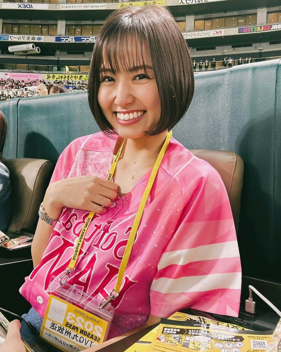 新谷あやかさんのインスタグラム写真 - (新谷あやかInstagram)「・  勝ったばーーーい！！！✨⚾️  ホークス勝ちました🤩  久しぶりの、生の応援聴けて、大関投手のナイスピッチング、栗原選手の3ラン、甲斐選手のツーベースヒット、  本当に興奮しました🥰✨  ばり嬉しい、、。  やっぱり、生で観戦するのは最高やね！！😍  ・  ps  今日インタビューに協力してくださった皆様、本当にありがとうございました🥰  明日、4月1日 18時30分〜 テレQ『ファンスポ！』に出演させていただきますので、是非見てください！！✨🙌  ・  #ホークス #ホークスファンと繋がりたい  #鷹ガール #ピンクフルデー #ユニフォーム女子」3月31日 21時38分 - shinya.ayaka