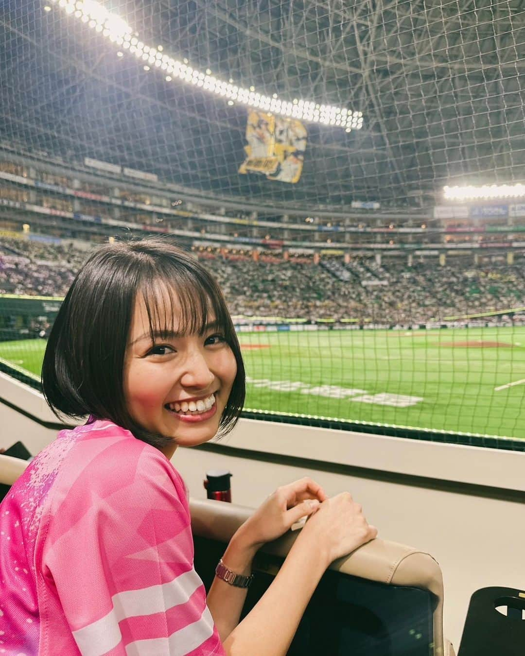 新谷あやかさんのインスタグラム写真 - (新谷あやかInstagram)「・  勝ったばーーーい！！！✨⚾️  ホークス勝ちました🤩  久しぶりの、生の応援聴けて、大関投手のナイスピッチング、栗原選手の3ラン、甲斐選手のツーベースヒット、  本当に興奮しました🥰✨  ばり嬉しい、、。  やっぱり、生で観戦するのは最高やね！！😍  ・  ps  今日インタビューに協力してくださった皆様、本当にありがとうございました🥰  明日、4月1日 18時30分〜 テレQ『ファンスポ！』に出演させていただきますので、是非見てください！！✨🙌  ・  #ホークス #ホークスファンと繋がりたい  #鷹ガール #ピンクフルデー #ユニフォーム女子」3月31日 21時38分 - shinya.ayaka