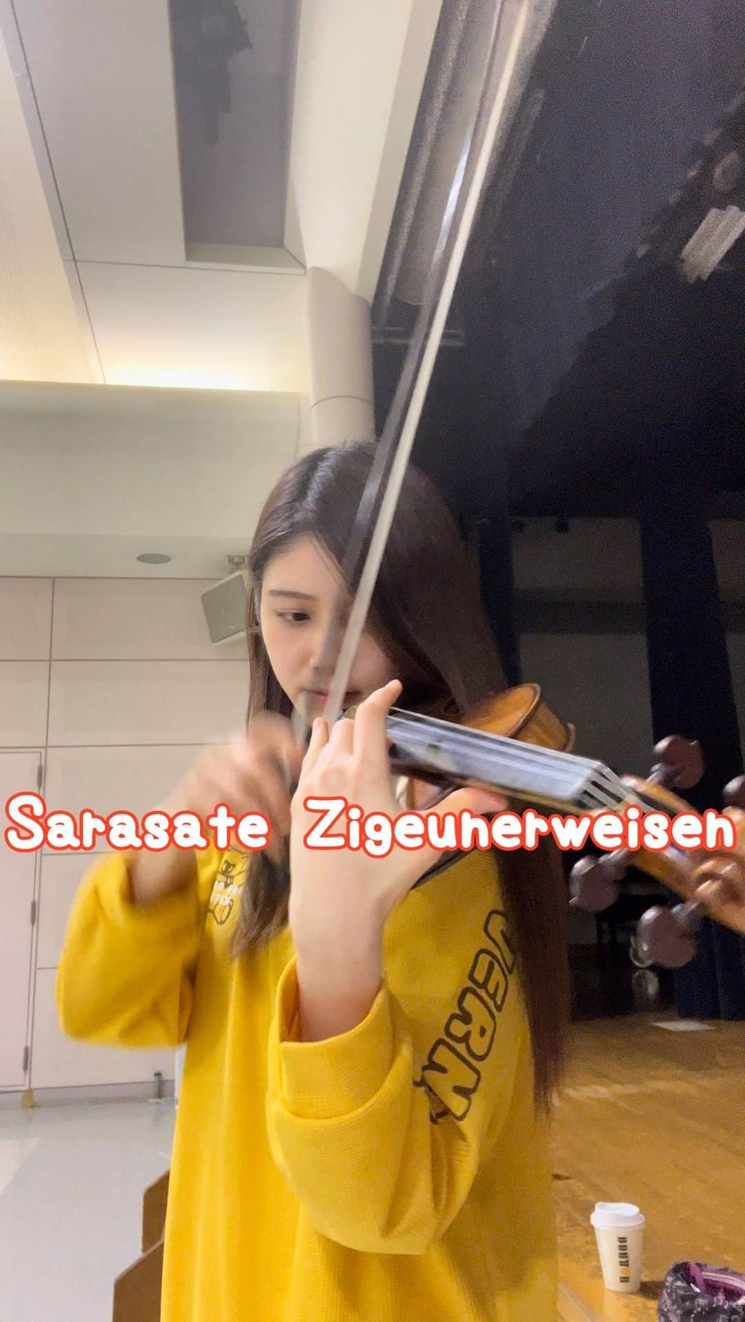 高木凜々子のインスタグラム：「#100daysofpractice (62) Sarasate Zigeunerweisen  冒頭のカッコいい部分を撮ってみました！ G線唸りのような音を出したくて、練習から研究するのが楽しい❤️ 明日のコンサート、頑張りたいと思います🔥  明日から4月がスタートします！🌸 なんだかわくわくするね☺️  みんなにとって素敵な一年となりますように💫 髙木凜々子は2023年度も弾いて弾いて弾きまくりますよ〜！！😆ふふ  #violin #music #concert #japan」