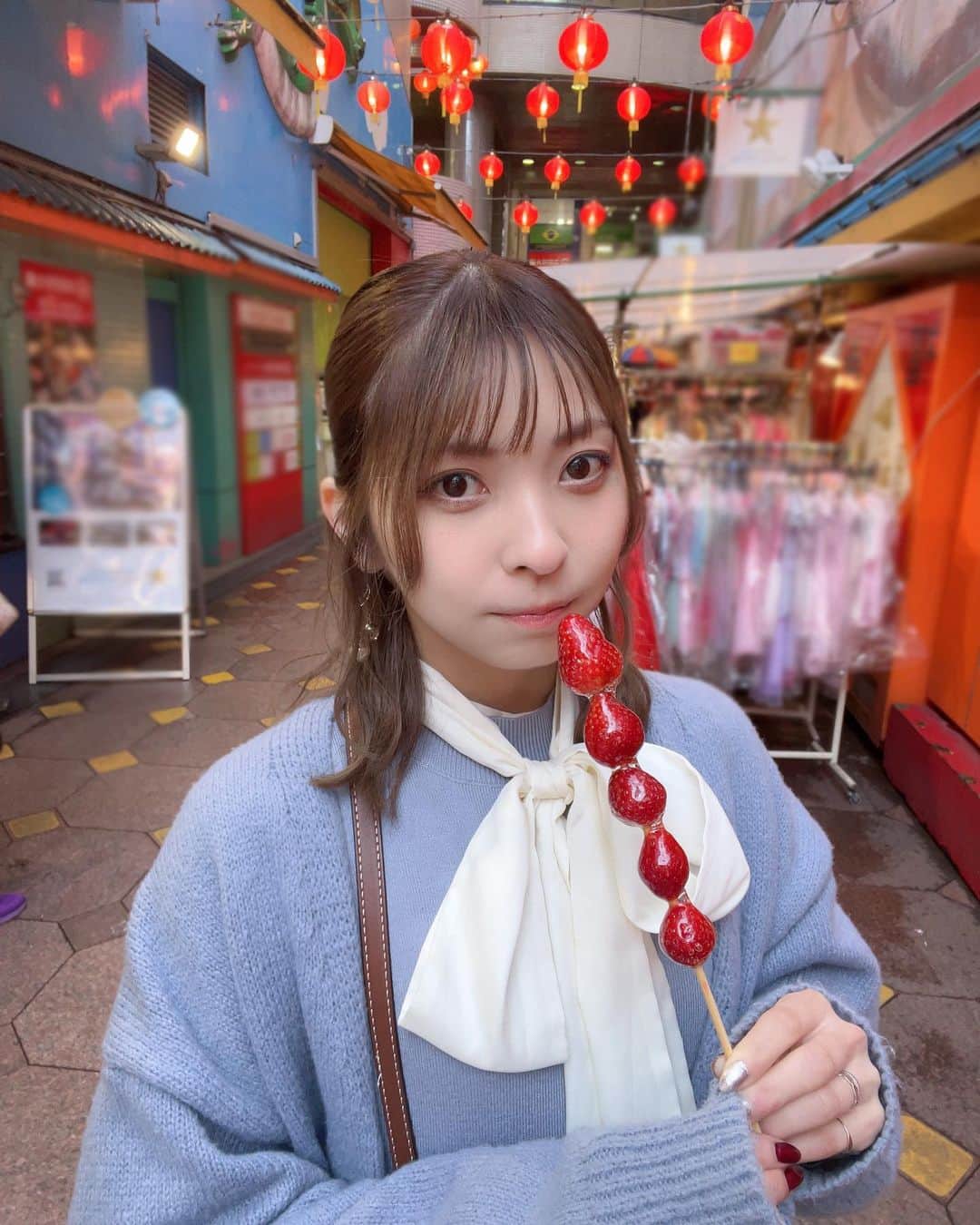 草場愛さんのインスタグラム写真 - (草場愛Instagram)「中華街で初めていちご飴食べた🍓」3月31日 21時30分 - manami_k1017